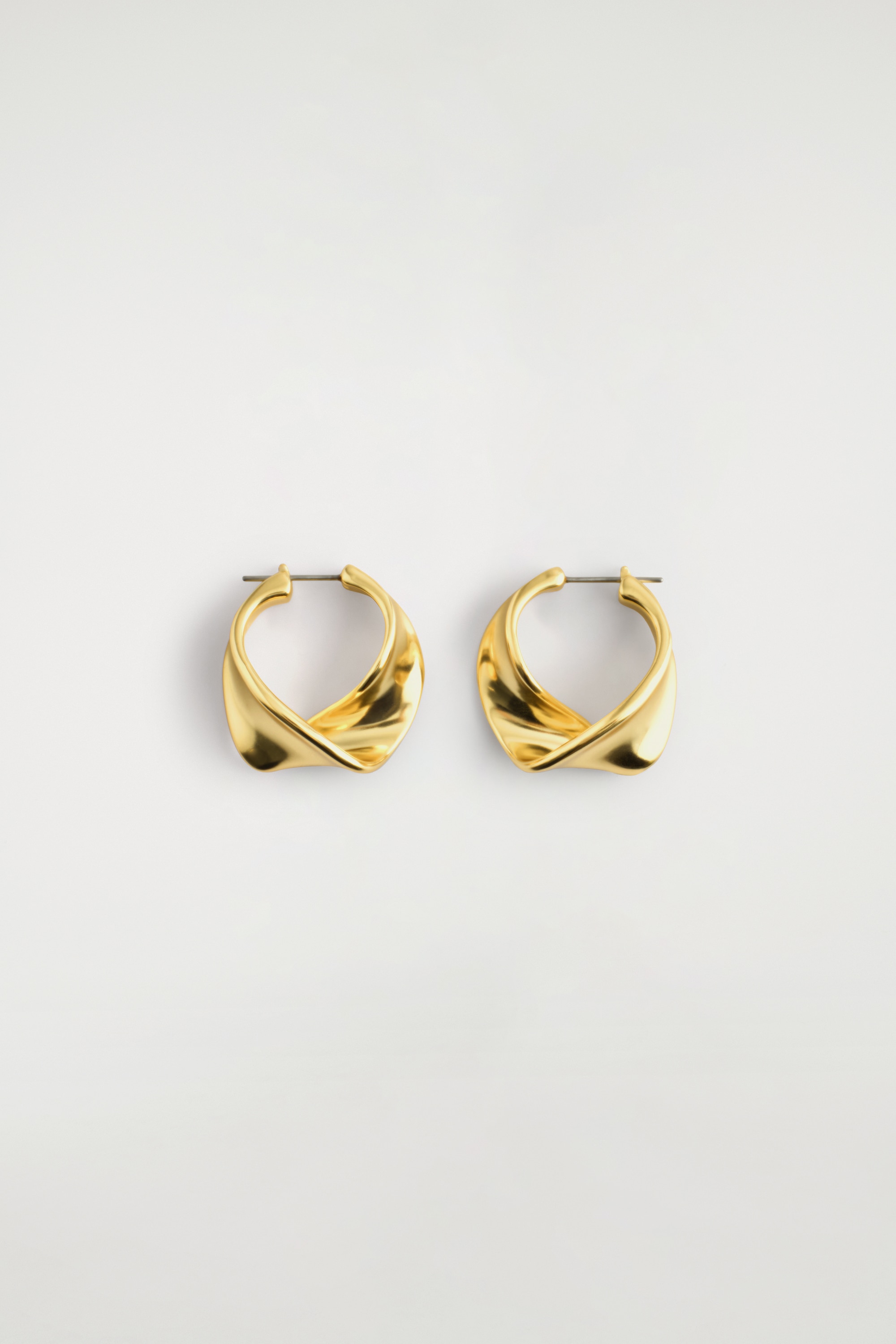 TWISTED RIBBON HOOP EARRINGS - GOLD