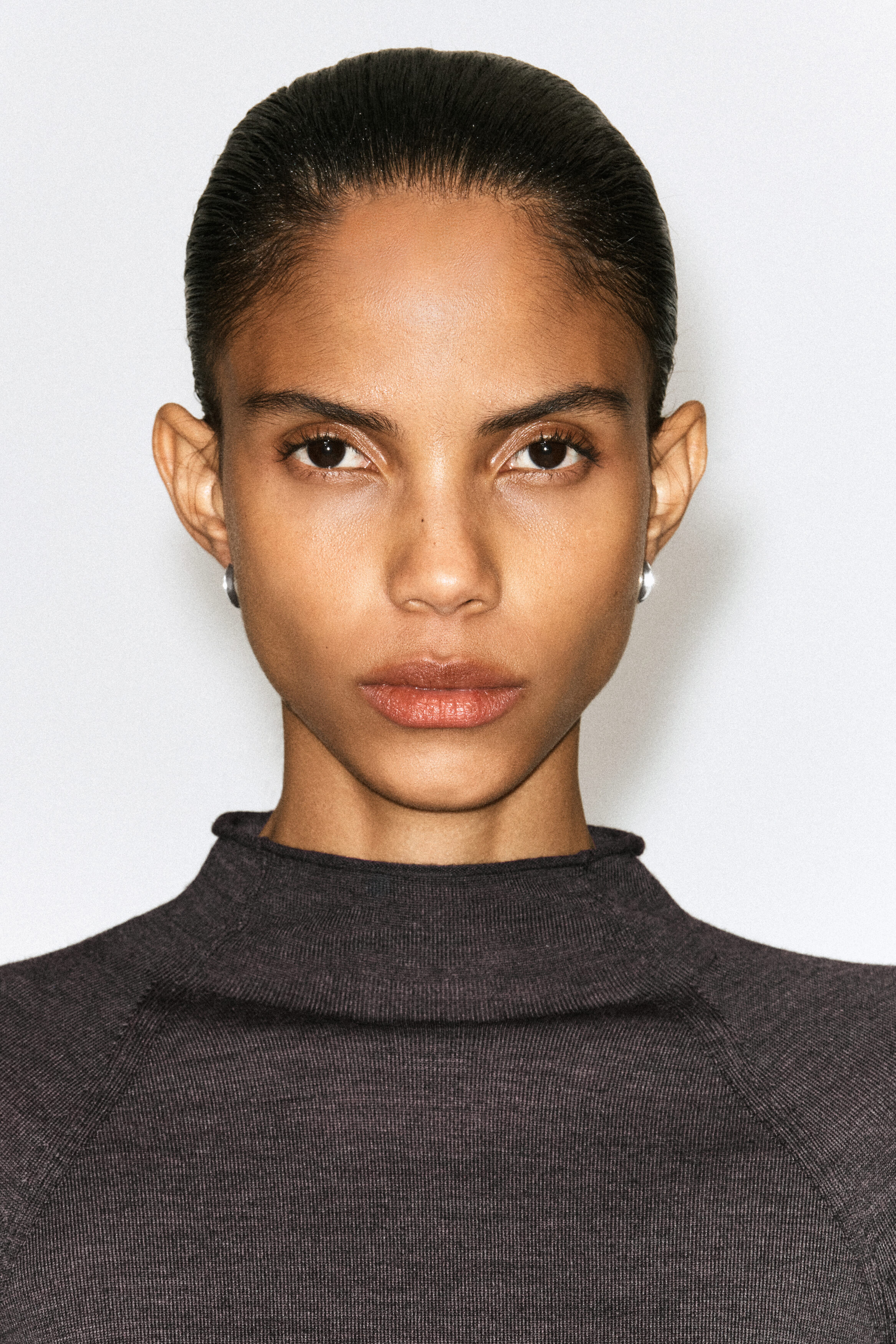 FACETED MINI HOOP EARRINGS