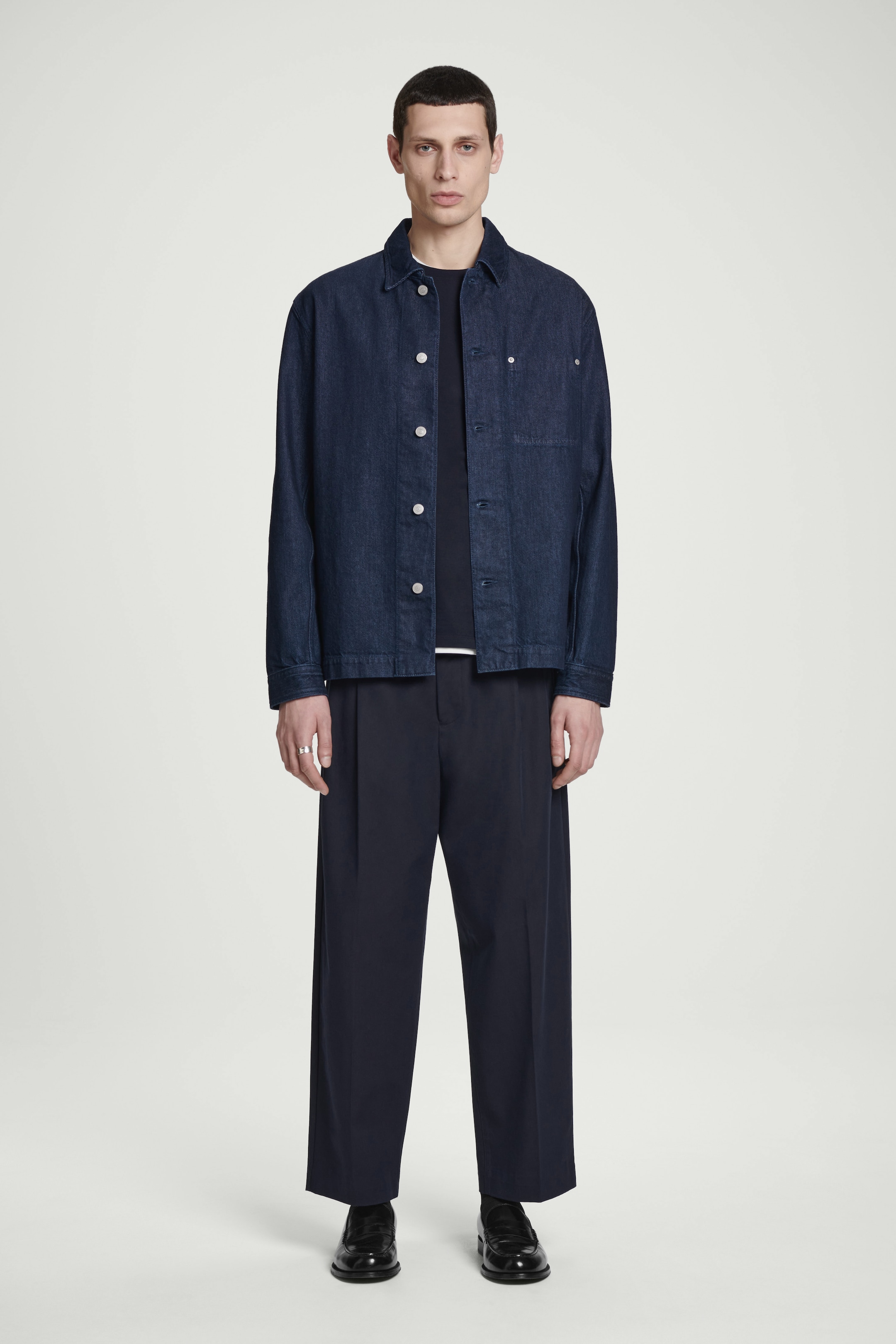 Visualizza immagine più grande: PANTALONI RILASSATI E AFFUSOLATI COTONE CON PIEGHE - BLU NAVY - UOMO | H&M IT 1