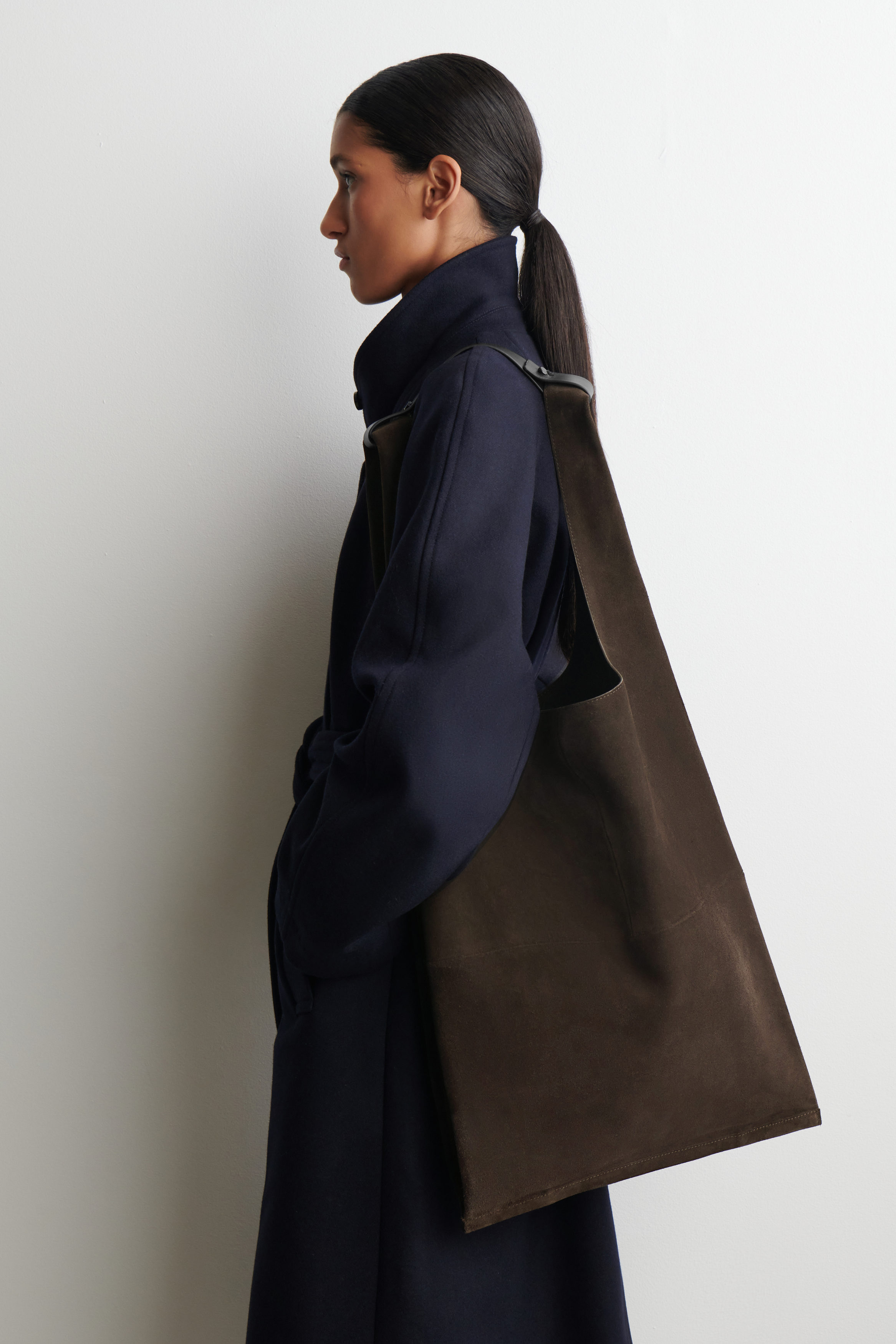 【COS】SLOUCHY TOTE - SUEDE SLOUCHY TOTE - SUEDE - CHOCOLATE | COS US