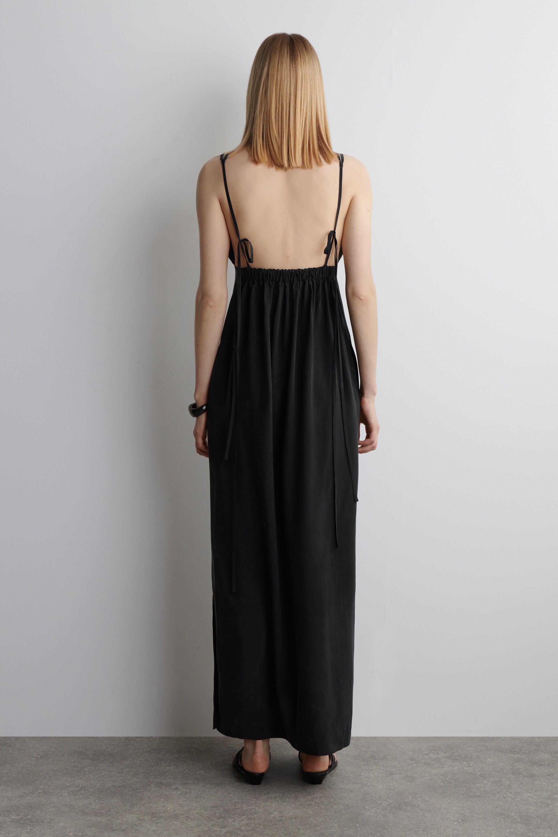 Vezi imaginea mai mare: ROCHIE MAXI CU DECOLTEU ÎN V ȘI ADUNĂTURI - NEGRU SPĂLAT - FEMEI | H&M RO 3