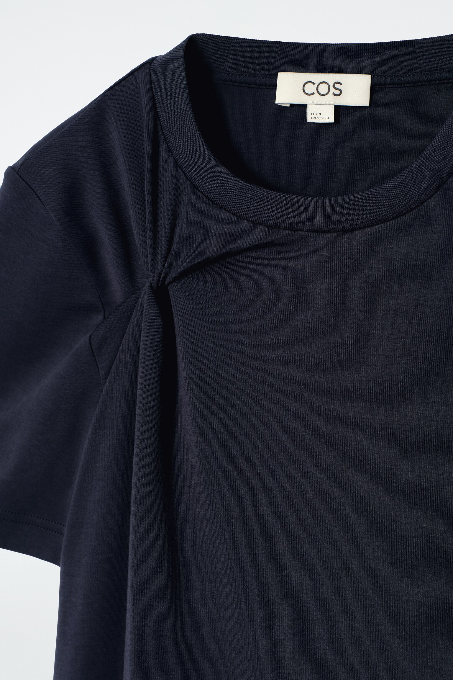 CAMISETA CON DETALLE DE NUDOS - AZUL MARINO/ROJO - 5