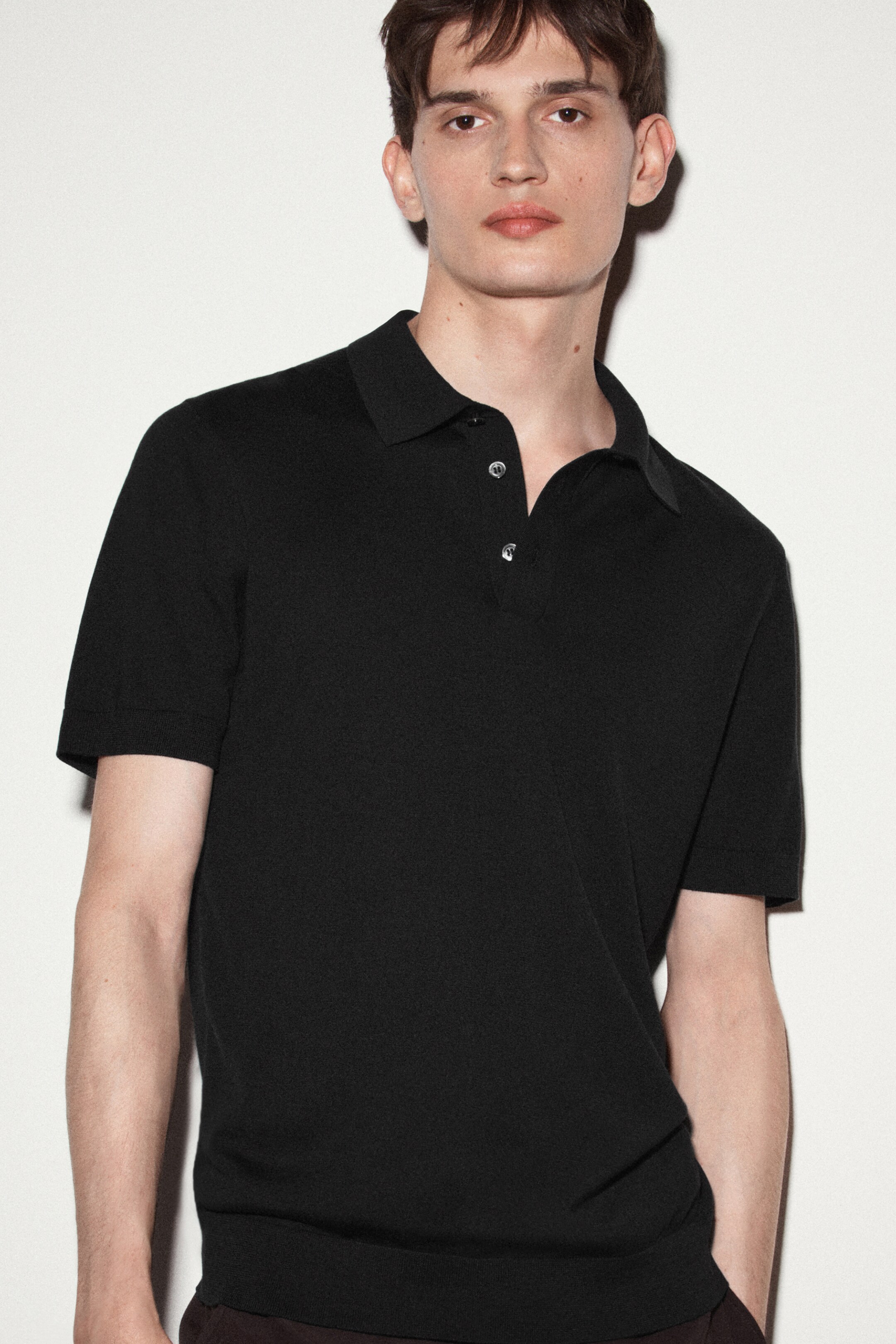 Größeres Bild anzeigen: SCHMAL GESCHNITTENES POLOSHIRT AUS SEIDENSTRICK - SCHWARZ - Men | H&M AT 7