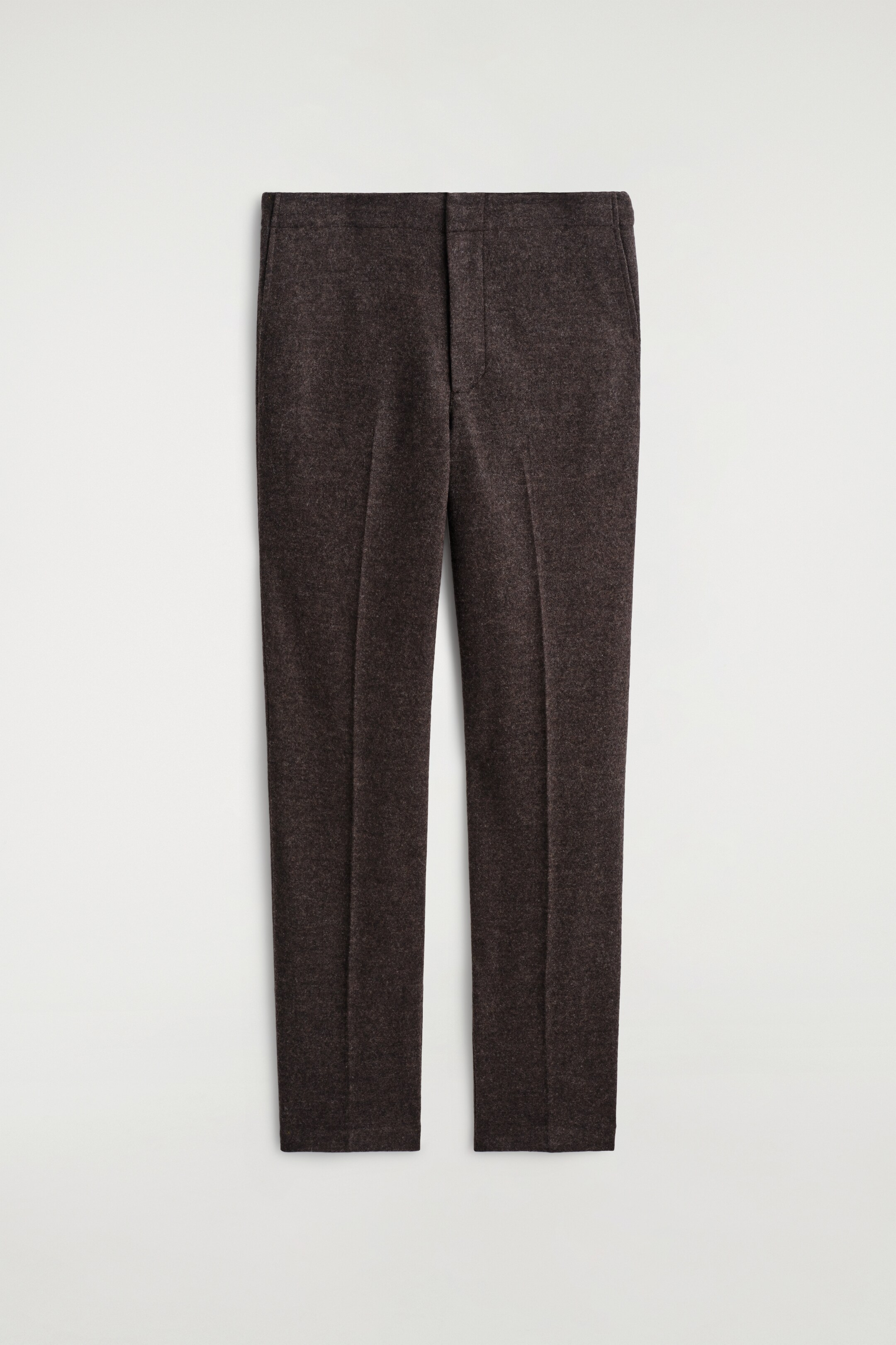 Agrandir l'image: Vue de face d'une paire de pantalons marron foncé, avec un design à devant plat et des plis marqués descendant au centre de chaque jambe. Les pantalons présentent une texture légèrement chinée et une silhouette à jambe droite.