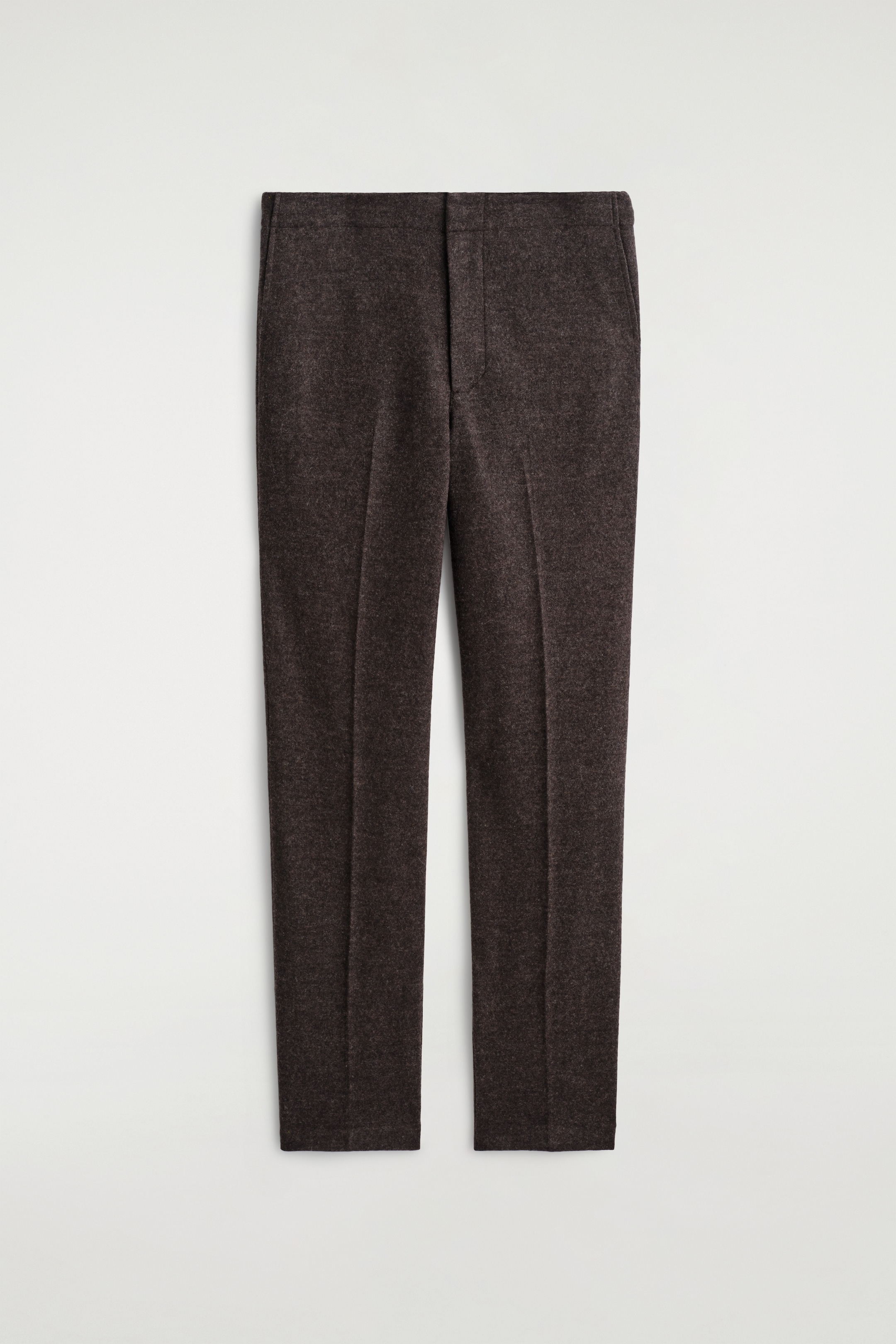 Visualizza immagine più grande: Vista frontale di un paio di pantaloni marrone scuro, caratterizzati da un design a fronte piatta e pieghe prominenti che corrono lungo il centro di ciascuna gamba. I pantaloni presentano una texture leggermente melange e una silhouette a gamba dritta.
