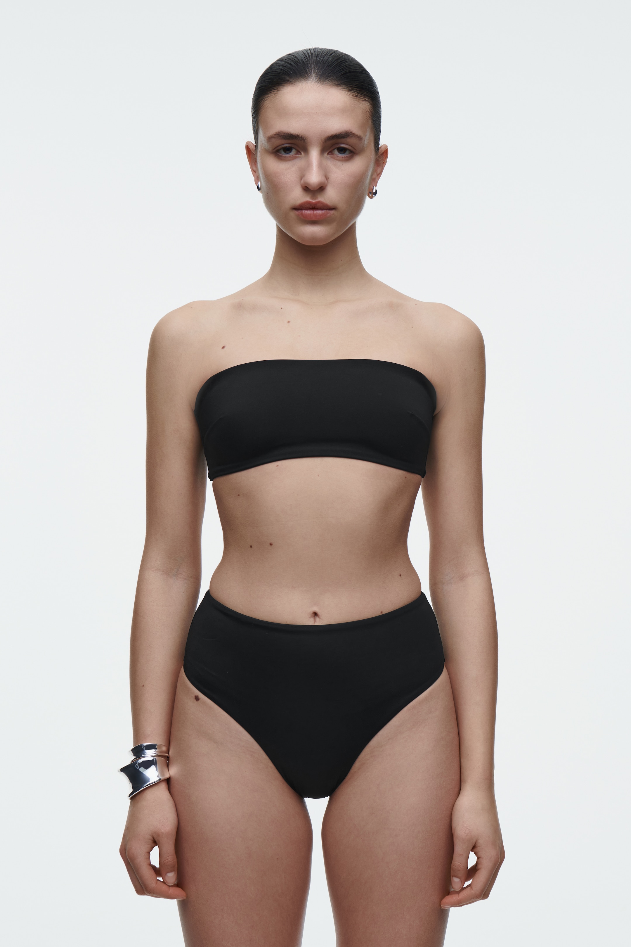 Zobraziť väčší obrázok: BANDEAU BIKINOVÝ TOP - ČIERNA - ŽENY | H&M SK 1