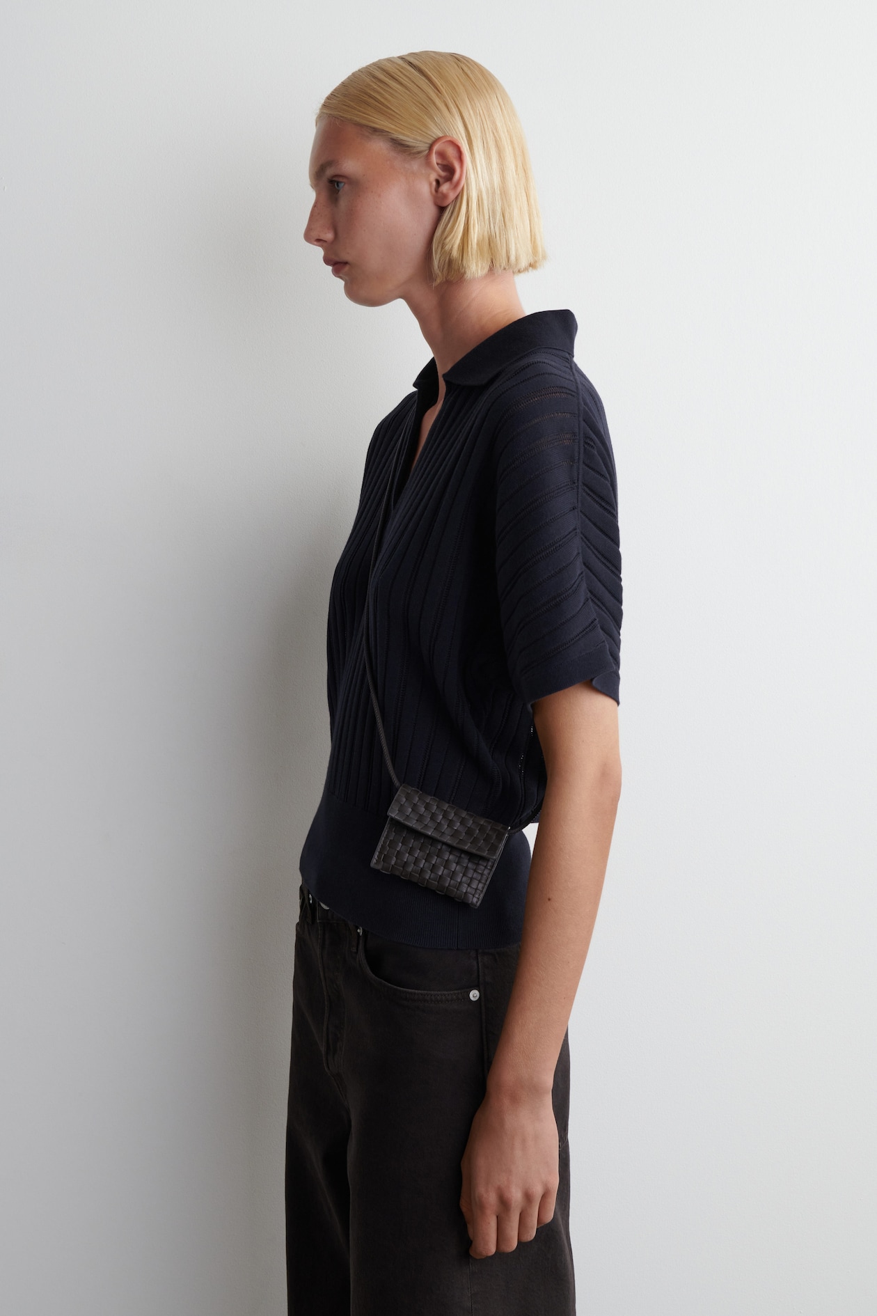 BRAIDED LEATHER CARDHOLDER - BROWN | COS