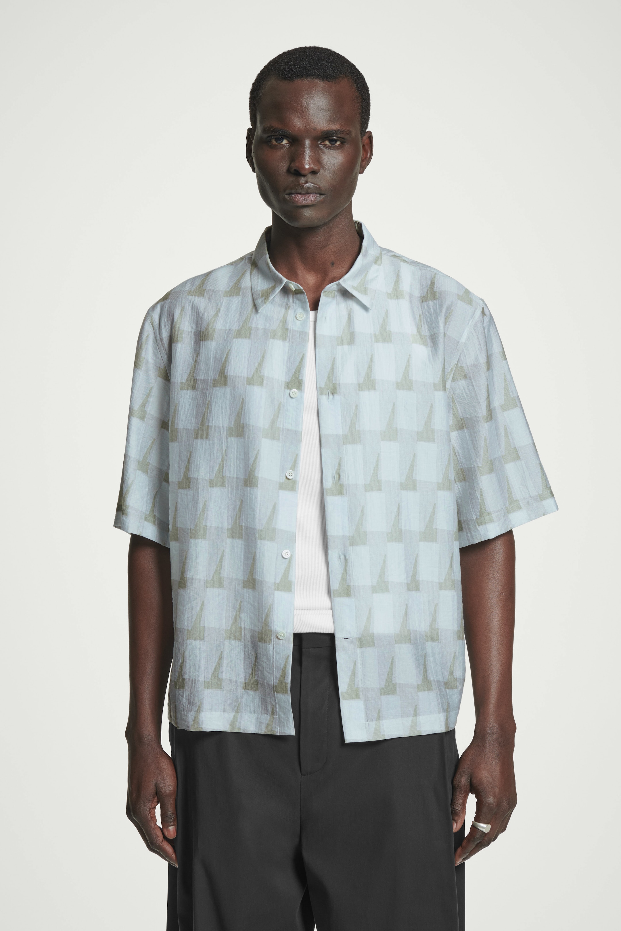 Agrandir l'image: CHEMISE À MANCHES COURTES ET IMPRIMÉ GÉOMÉTRIQUE - BLEU CLAIR / IMPRIMÉ - HOMME | H&M FR 1