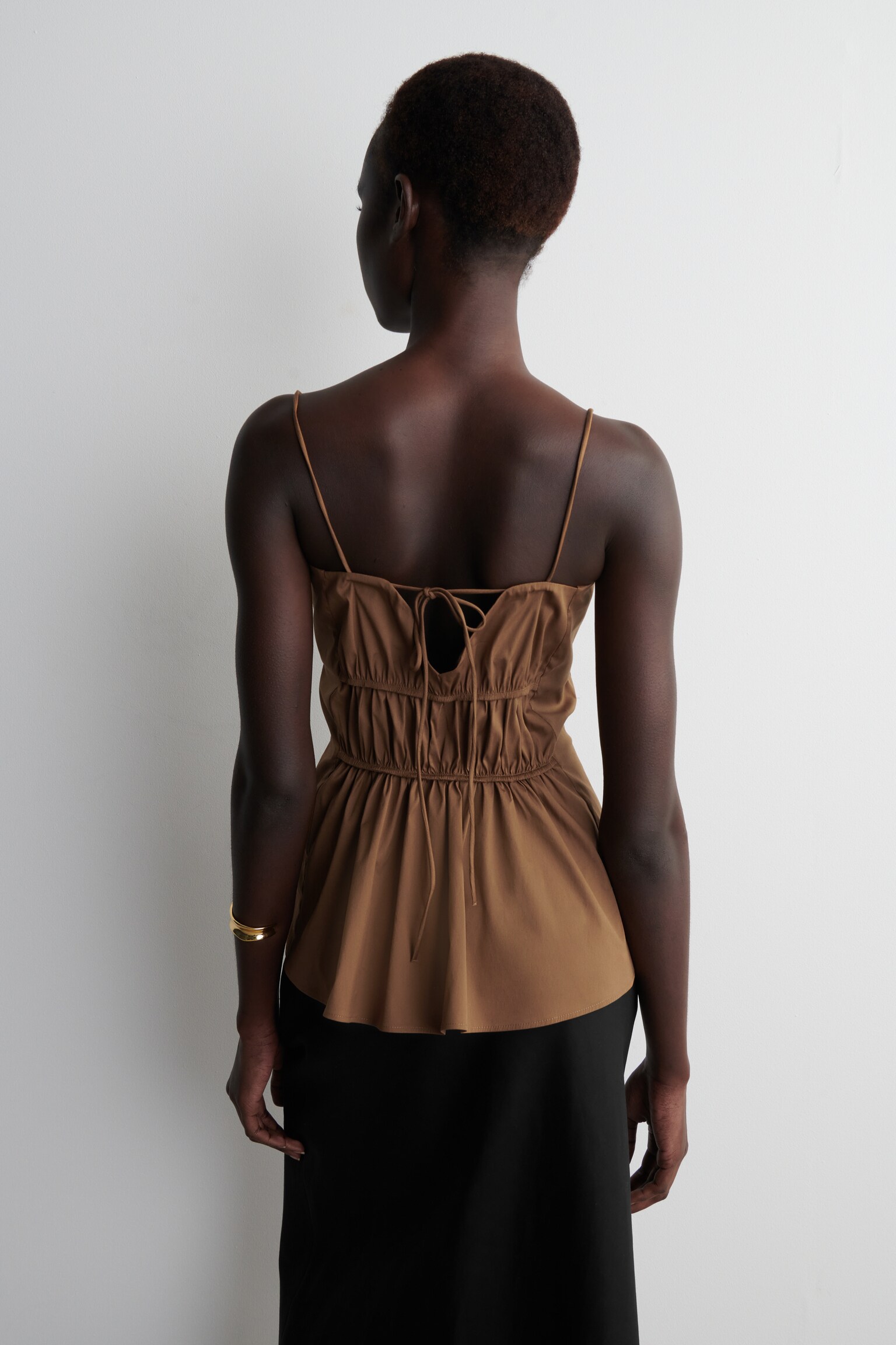 TOP FRUNCIDO CON PEPLUM DE ALGODÓN - MARRÓN - 3