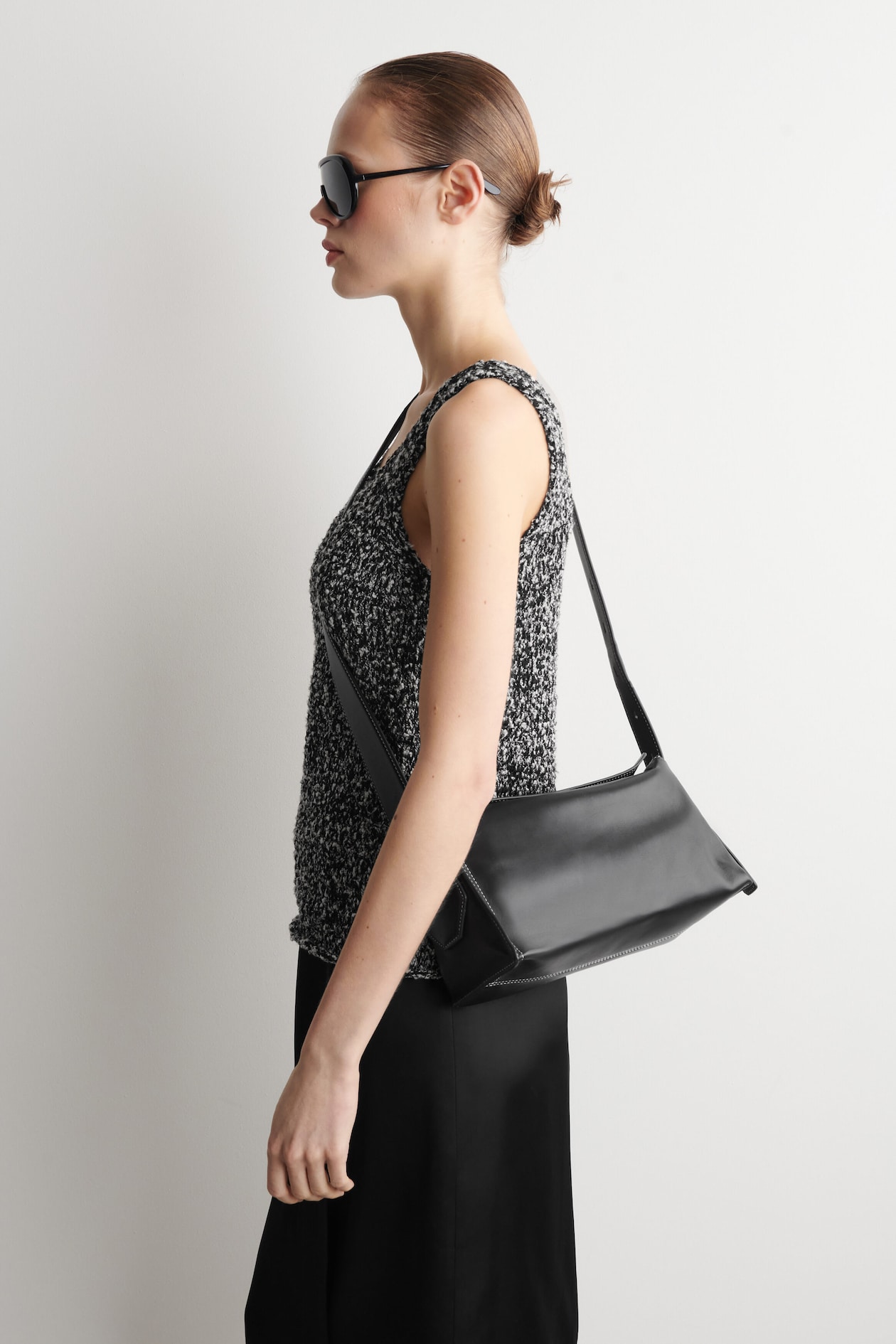 PLINTH CROSSBODY BAG - LEATHER — BLACK