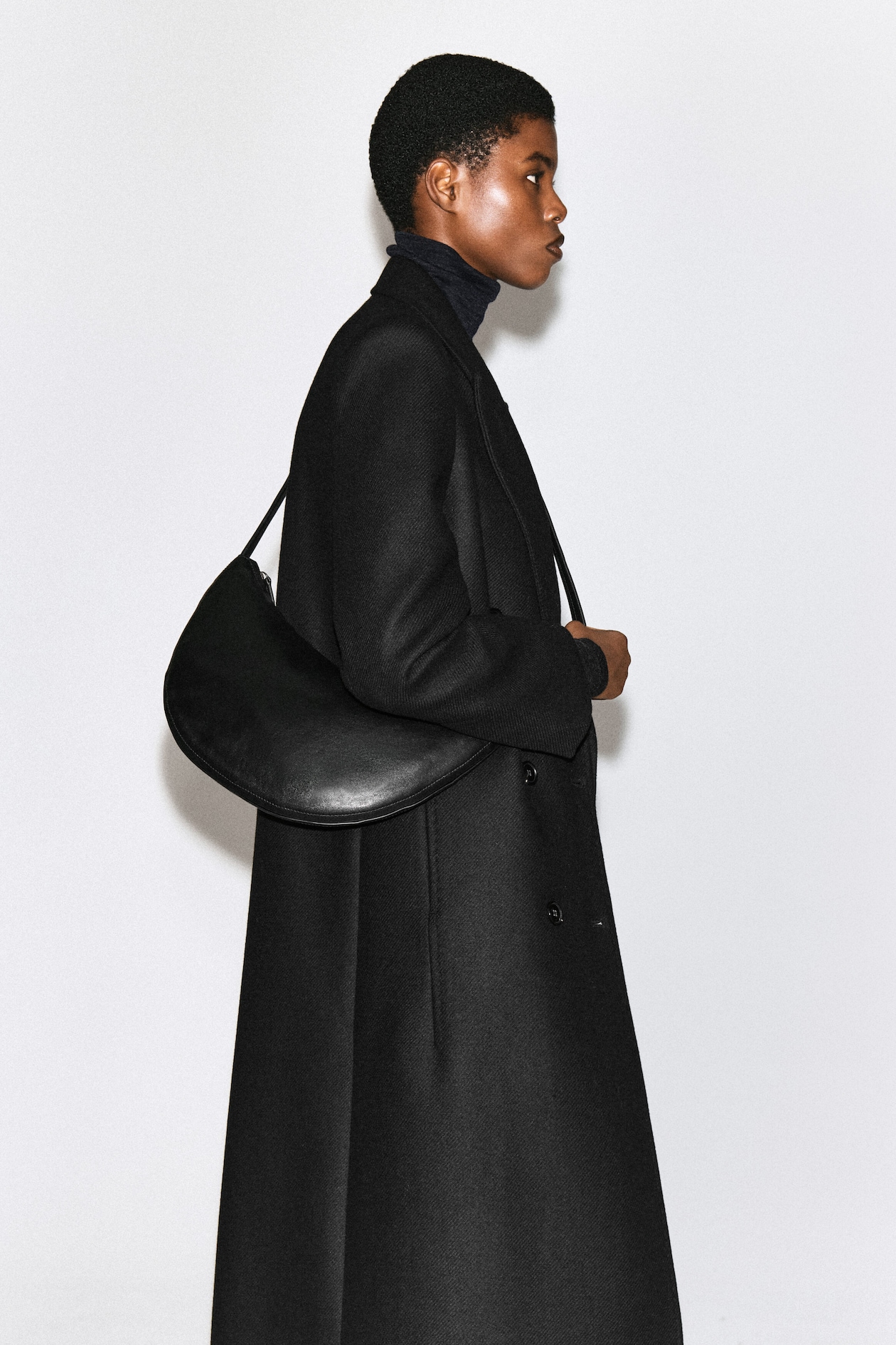 CURVED SHOULDER BAG - LEATHER — BLACK