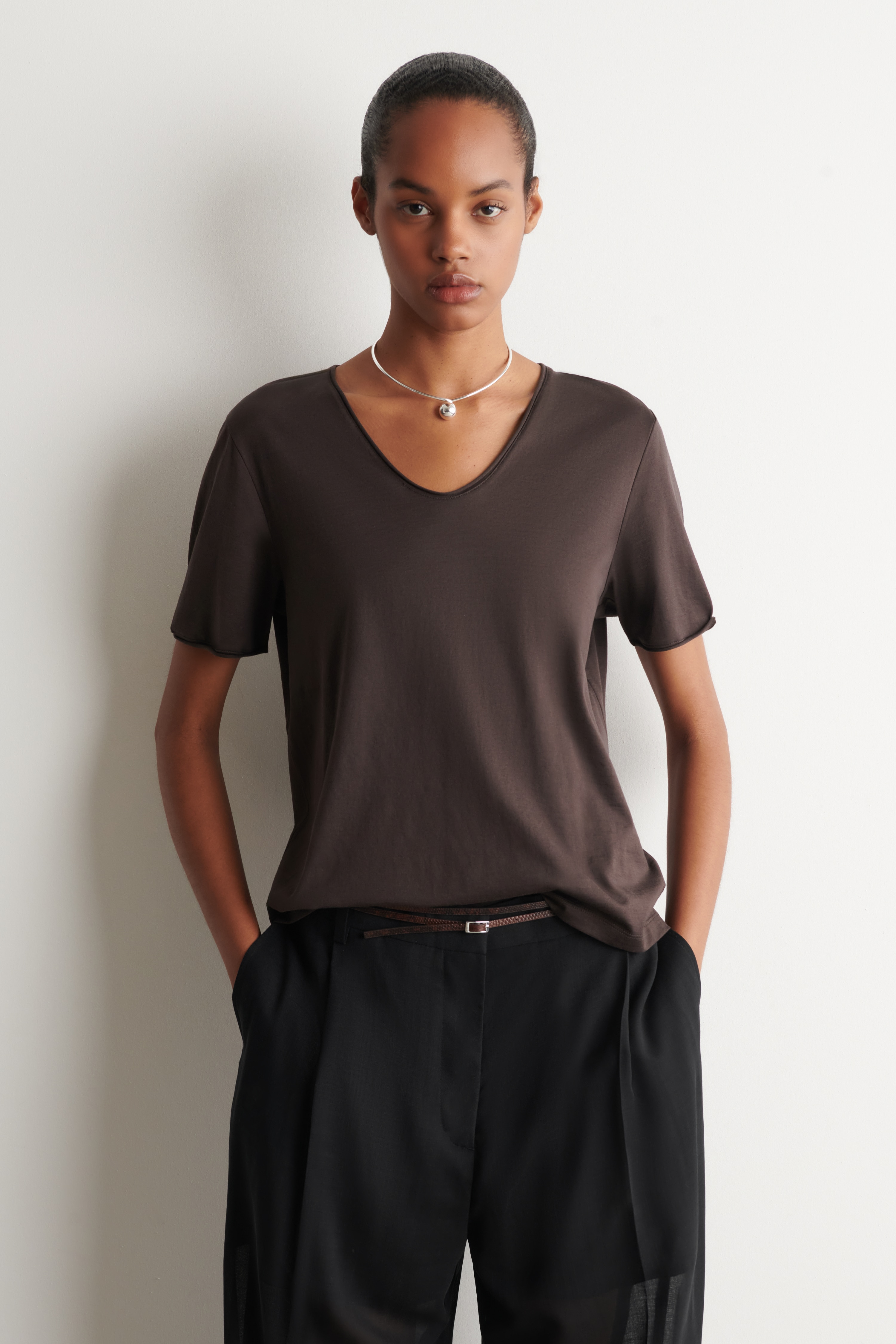 LEICHTES BAUMWOLL-T-SHIRT MIT TIEFEM AUSSCHNITT - BRAUN/WEISS
