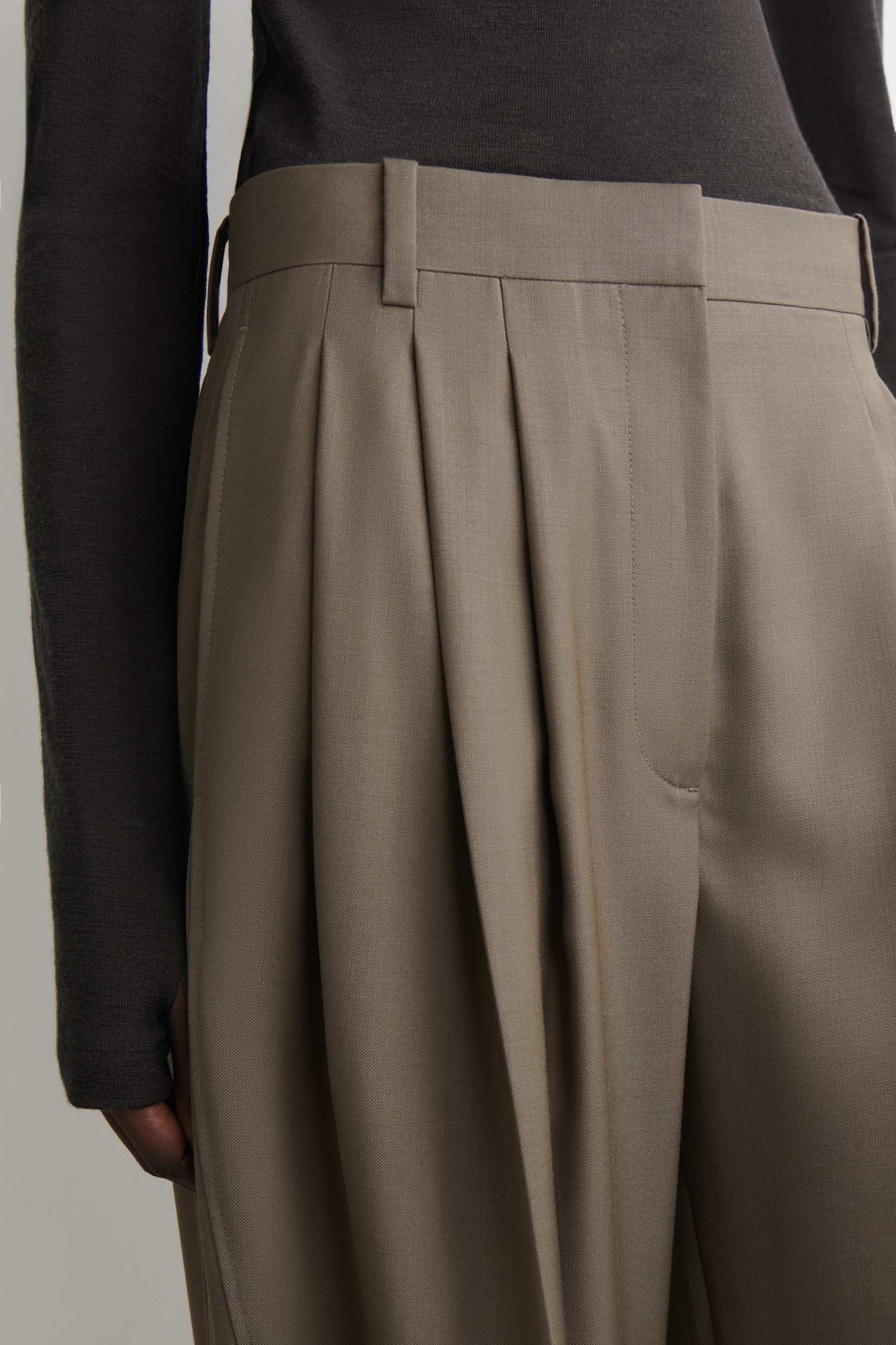 PANTALÓN DE PINZAS BARREL-LEG DE LANA - BEIGE OSCURO - 5