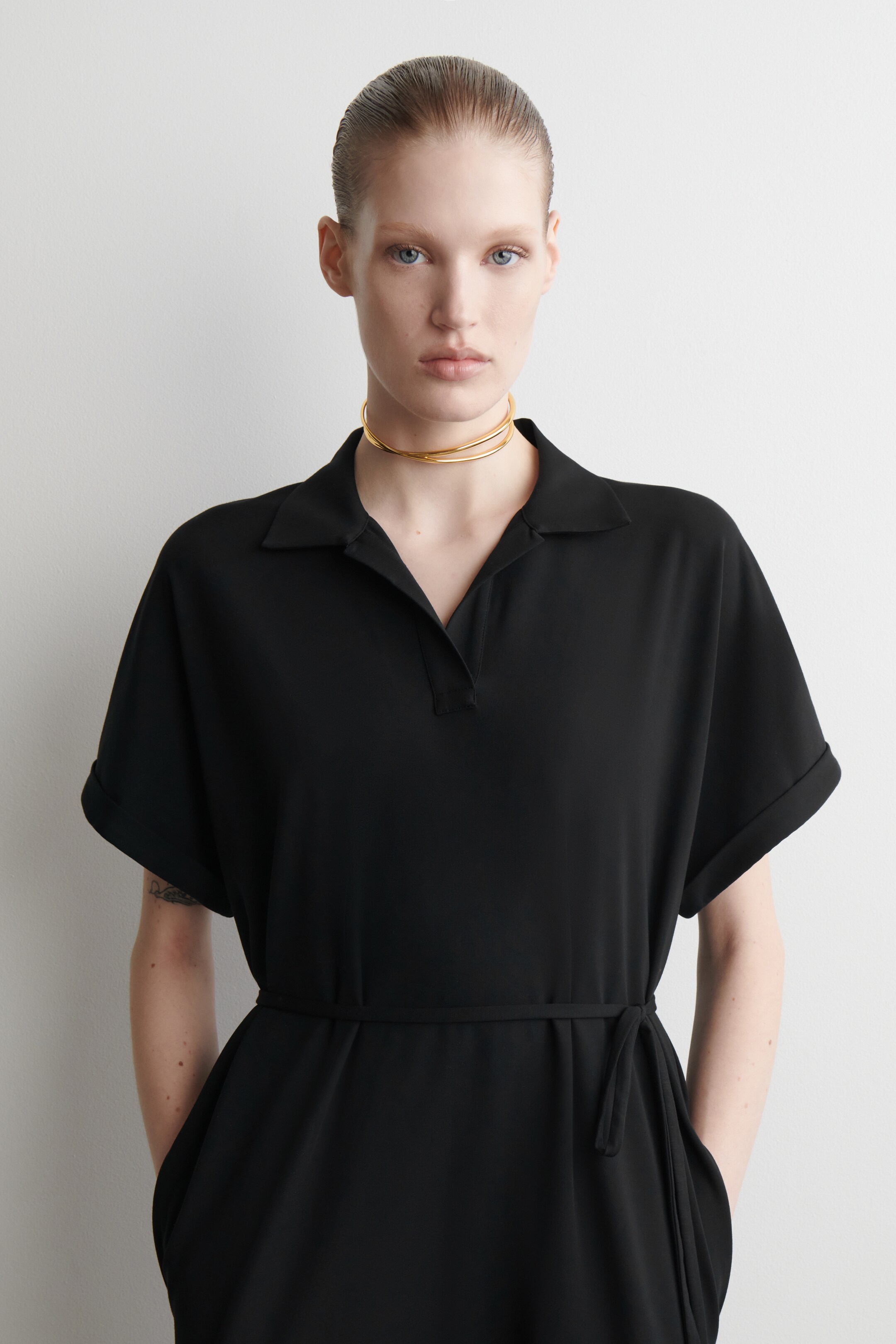 הצגת תמונה גדולה יותר: שמלת מידי פולו עם חגורה - שחור - Ladies | H&M IL 4