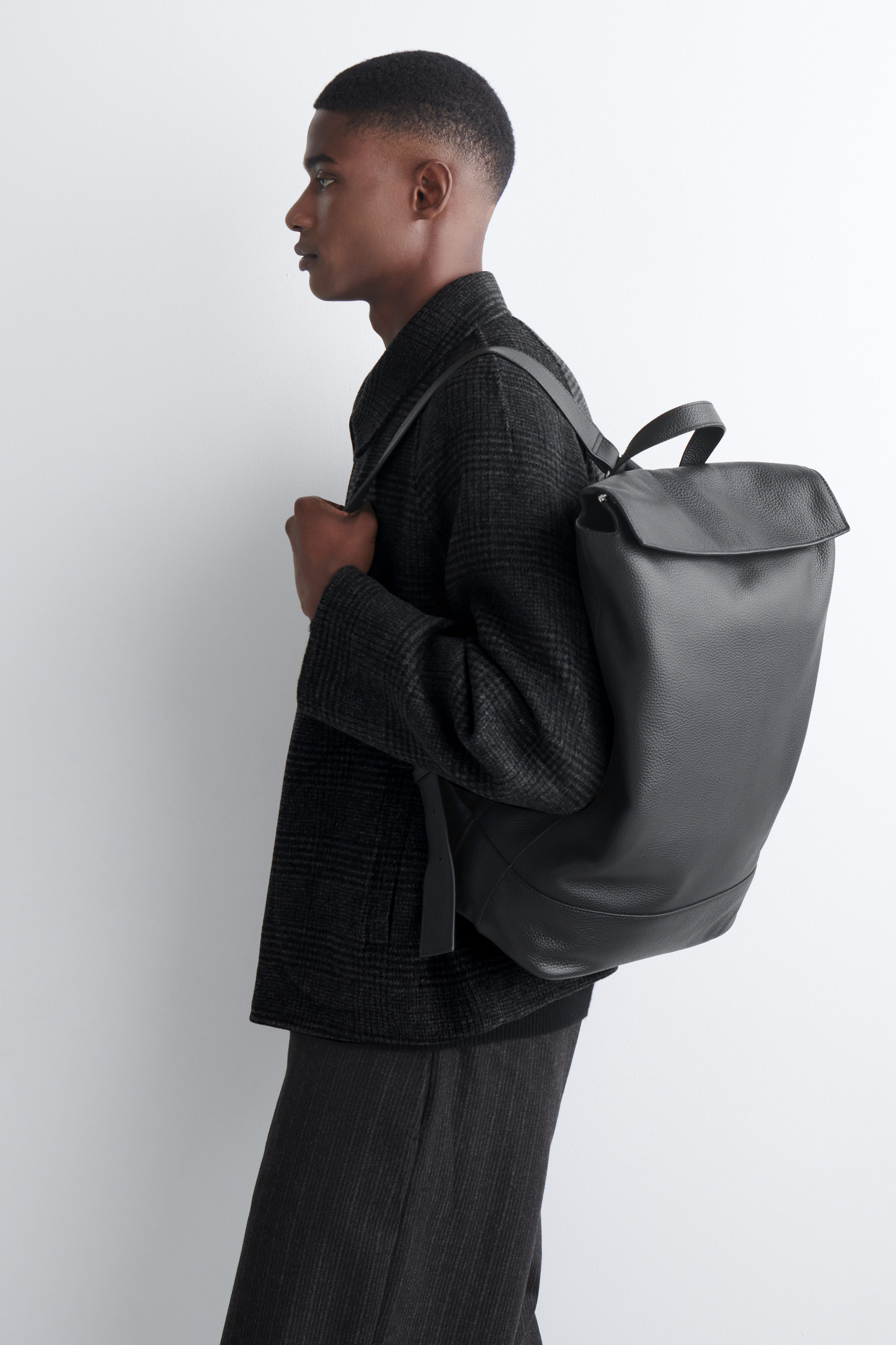 COS レザーバックパック ブラック CLASSIC BACKPACK - LEATHER - BLACK | COS US