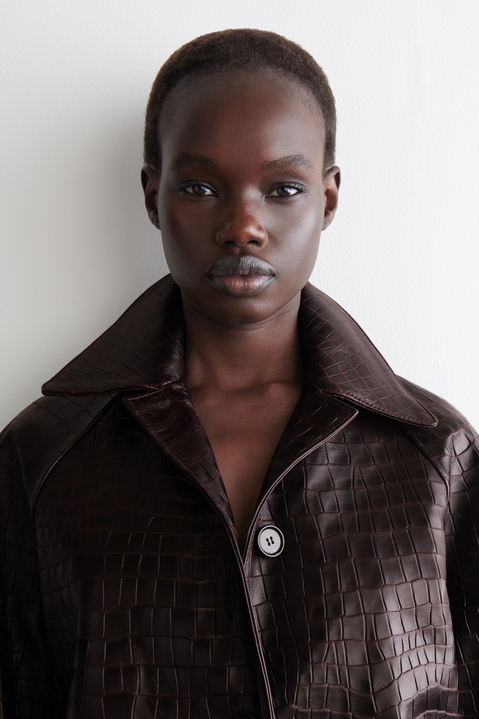 MANTEAU EN CUIR EMBOSSÉ CROCO - BRUN FONCÉ - 6