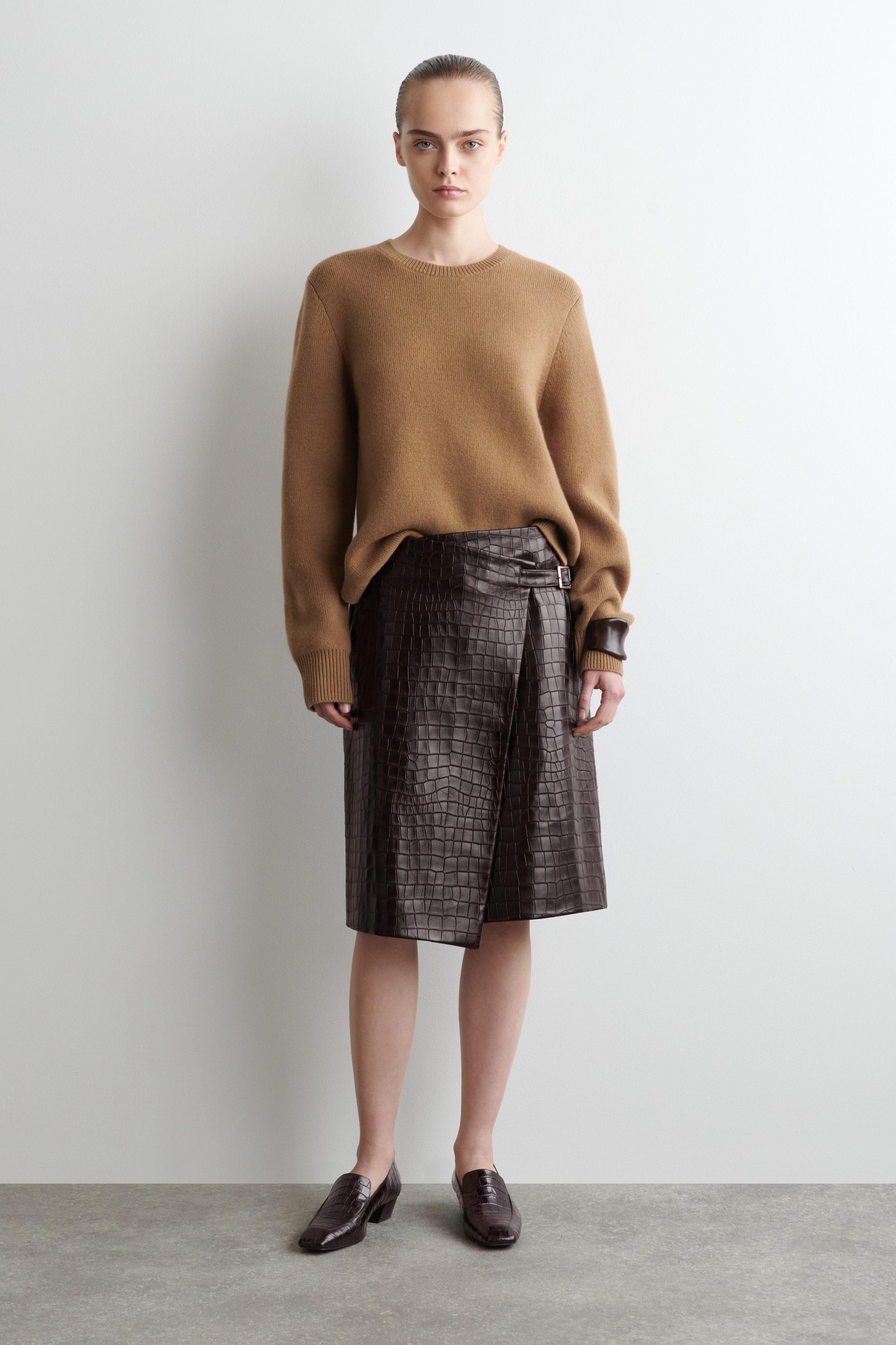 新品　BRIEFING MERINO WOOL CREW NECK KNIT MERINO WOOL CREW-NECK SWEATER - BROWN | COS US
