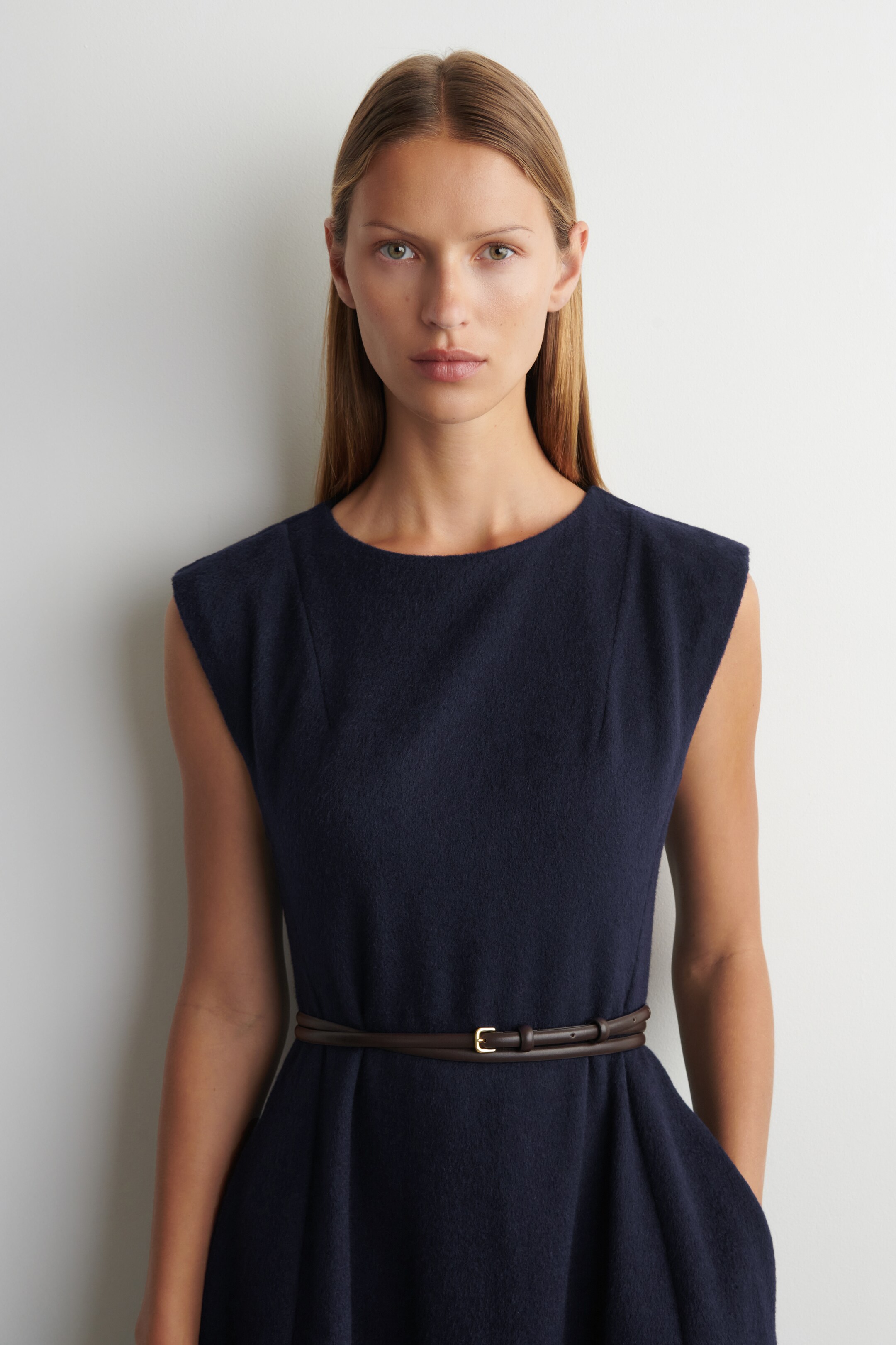 Zobraziť väčší obrázok: SCULPTED BRUSHED-WOOL MIDI DRESS - NAVY - ŽENY | H&M SK 2