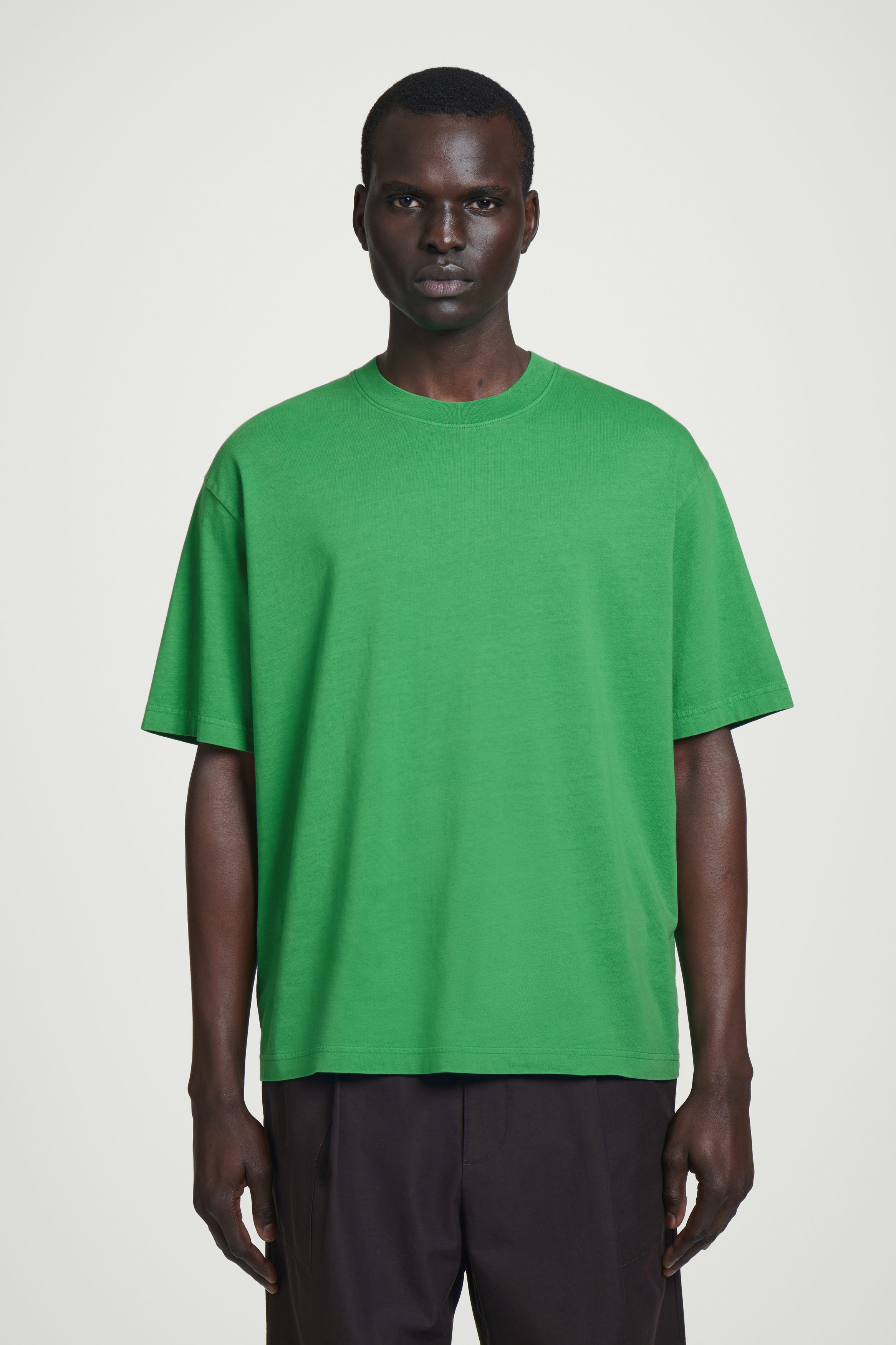 RELAXED LIGHTWEIGHT COTTON T-SHIRT - GREEN | COS