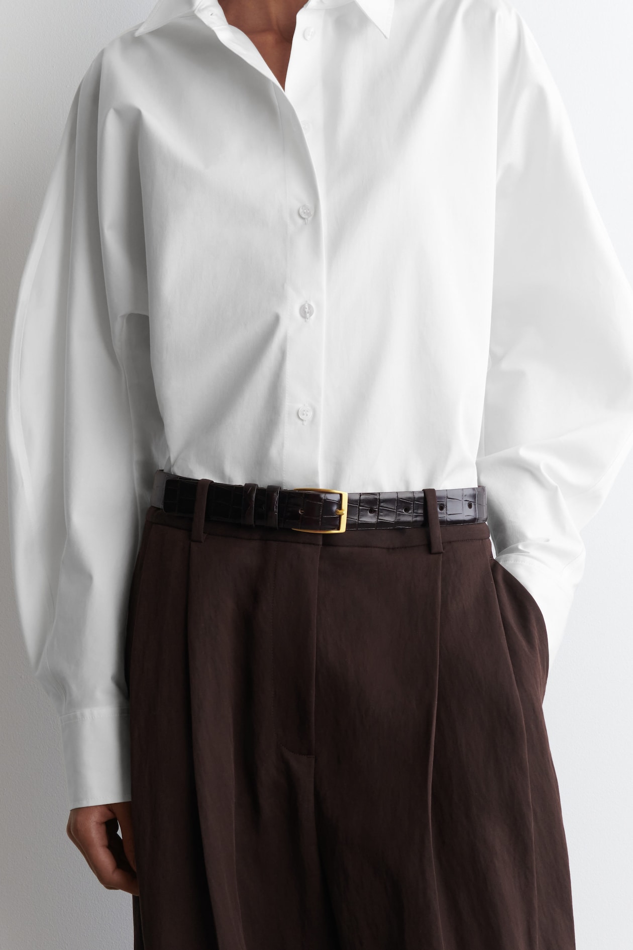 CEINTURE EN CUIR EMBOSSÉ CROCO - BRUN FONCÉ | COS