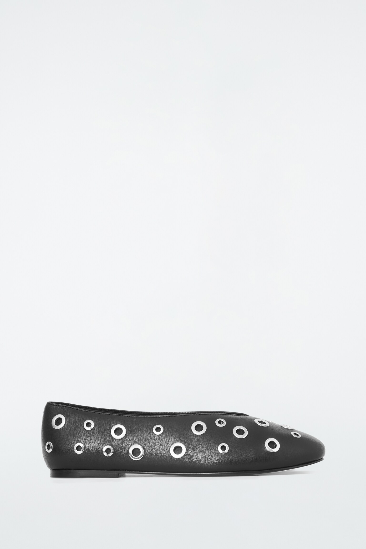 FLACHE BALLERINAS AUS LEDER MIT ÖSEN - SCHWARZ/CREMEWEISS