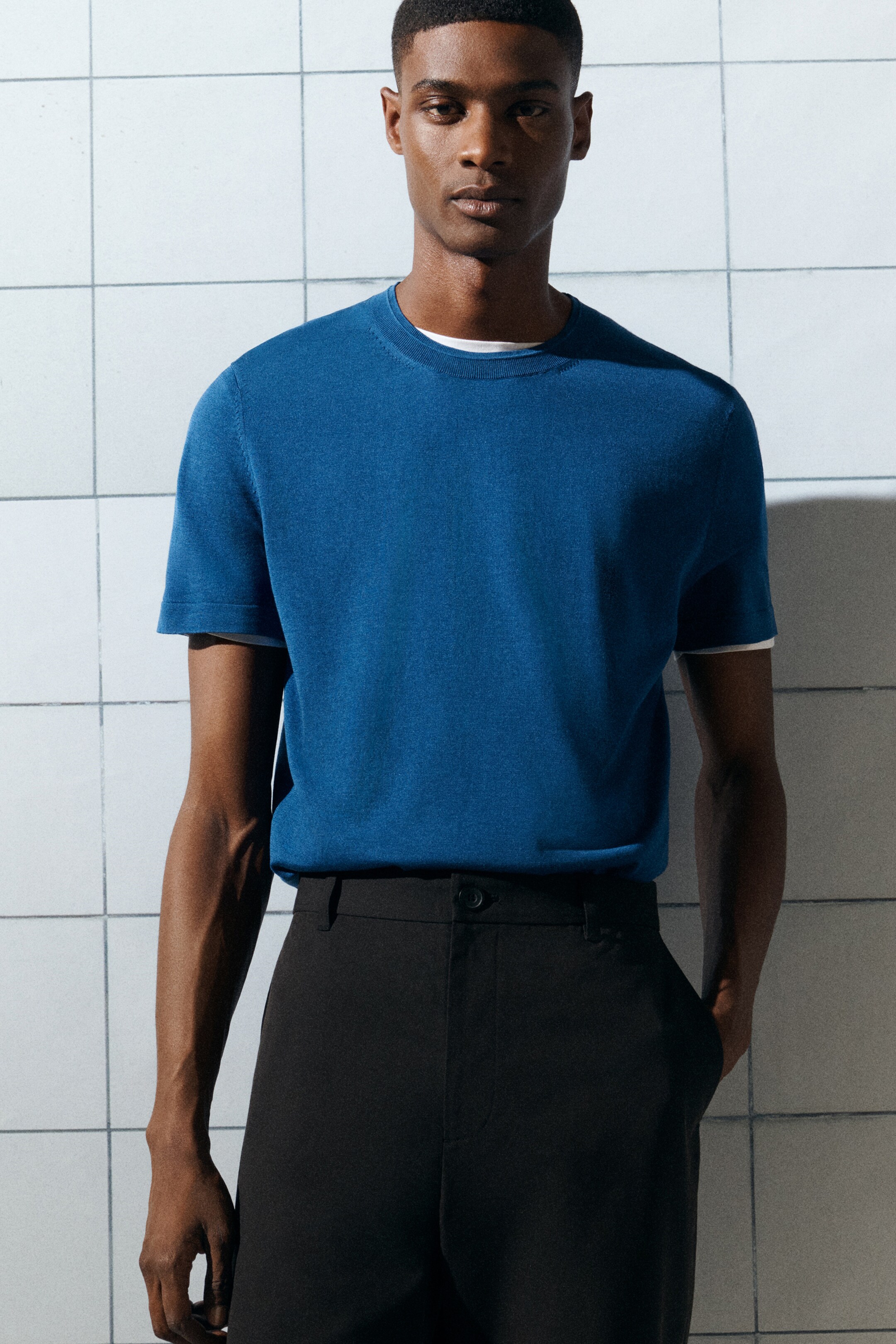 Größeres Bild anzeigen: SCHMAL GESCHNITTENES T-SHIRT AUS SEIDE - Blau - Men | H&M AT 6