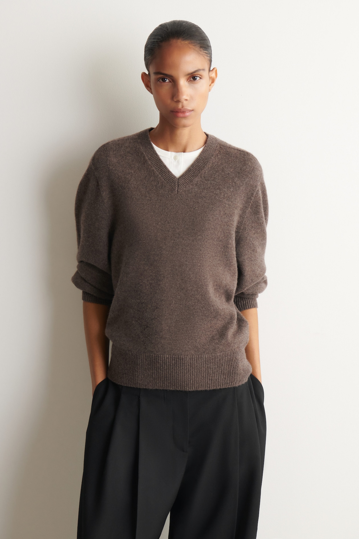 SCULPTED PURE CASHMERE V-NECK SWEATER — BROWN MÉLANGE