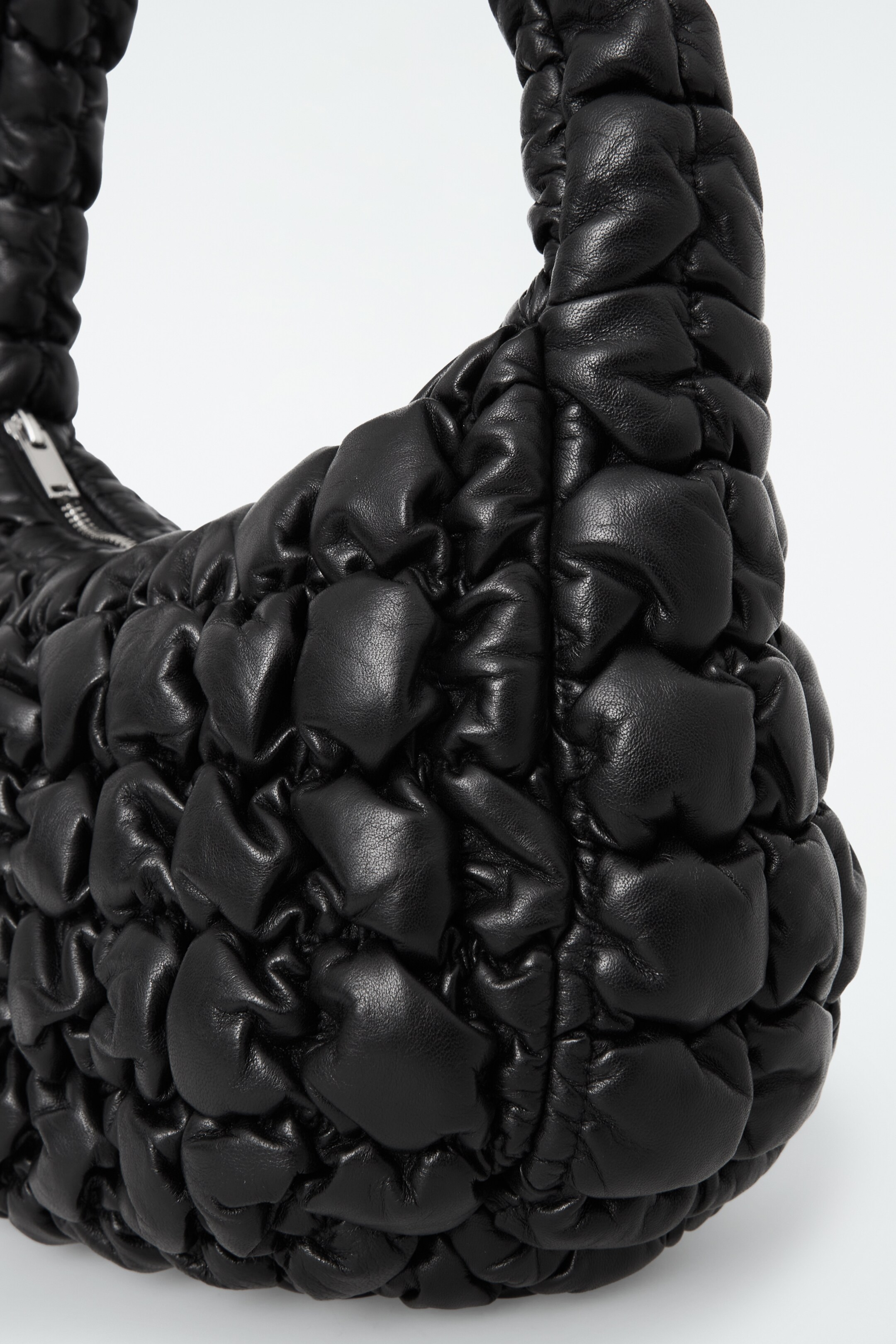 Grösseres Bild ansehen: KLEINE GESTEPPTE TASCHE – LEDER - SCHWARZ - DAMEN | H&M CH 4