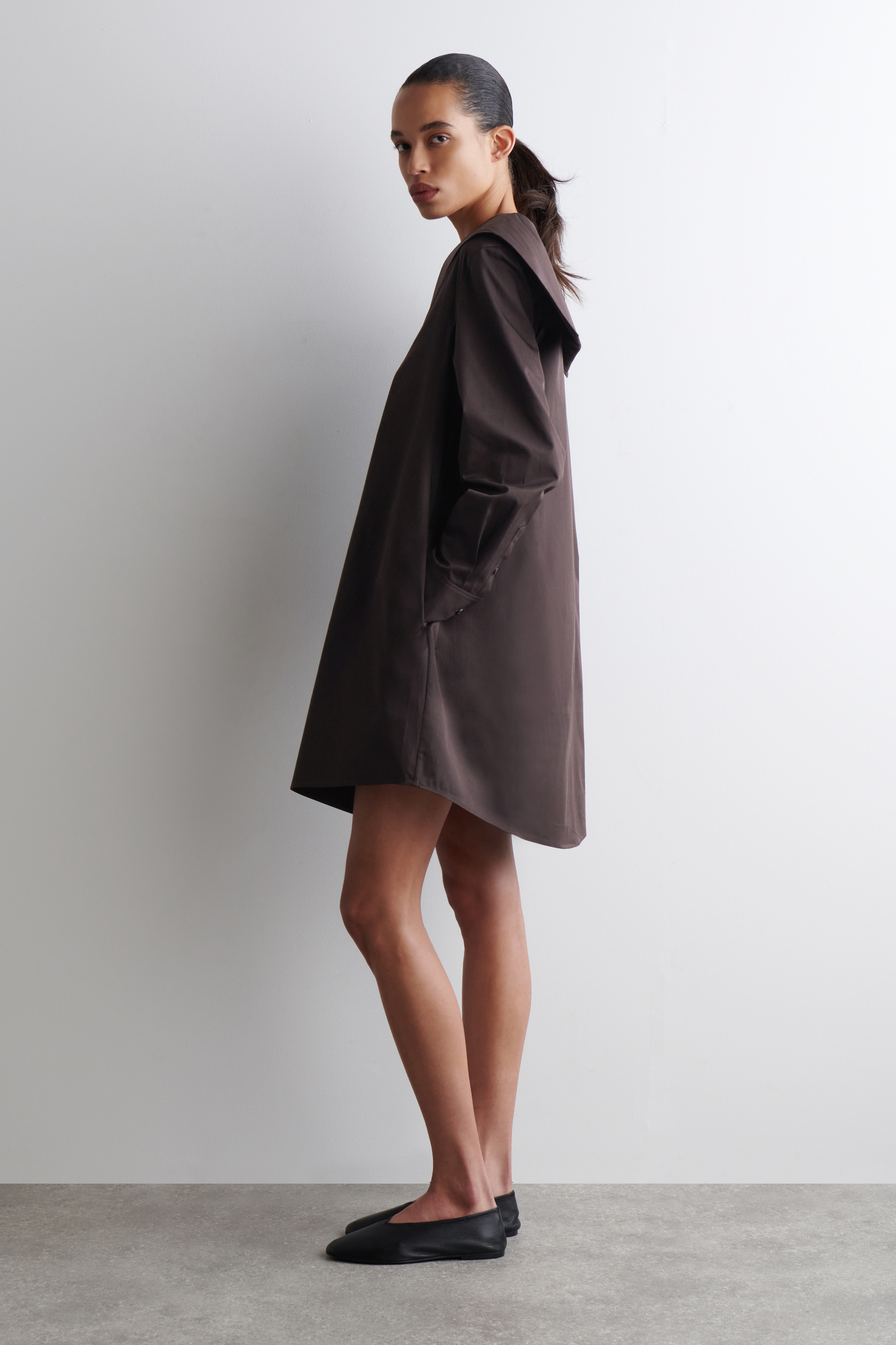 Ingrandisci l'immagine: SAILOR-COLLAR COTTON MINI DRESS - DARK BROWN - DONNA | H&M CH 4