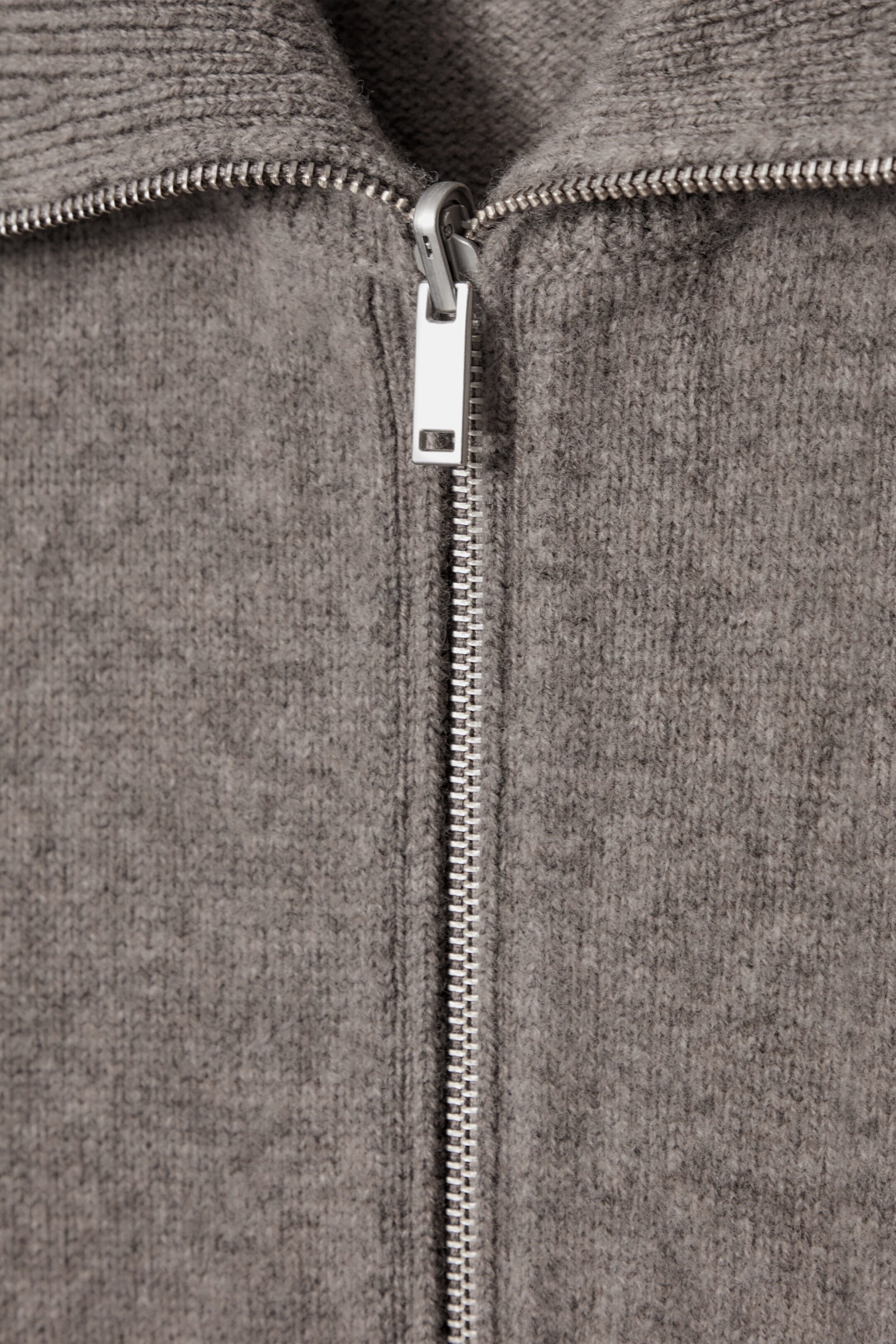 Näytä suurempi kuva: WAISTED KNITTED WOOL BOMBER JACKET - MOLE - NAISET | H&M FI 2