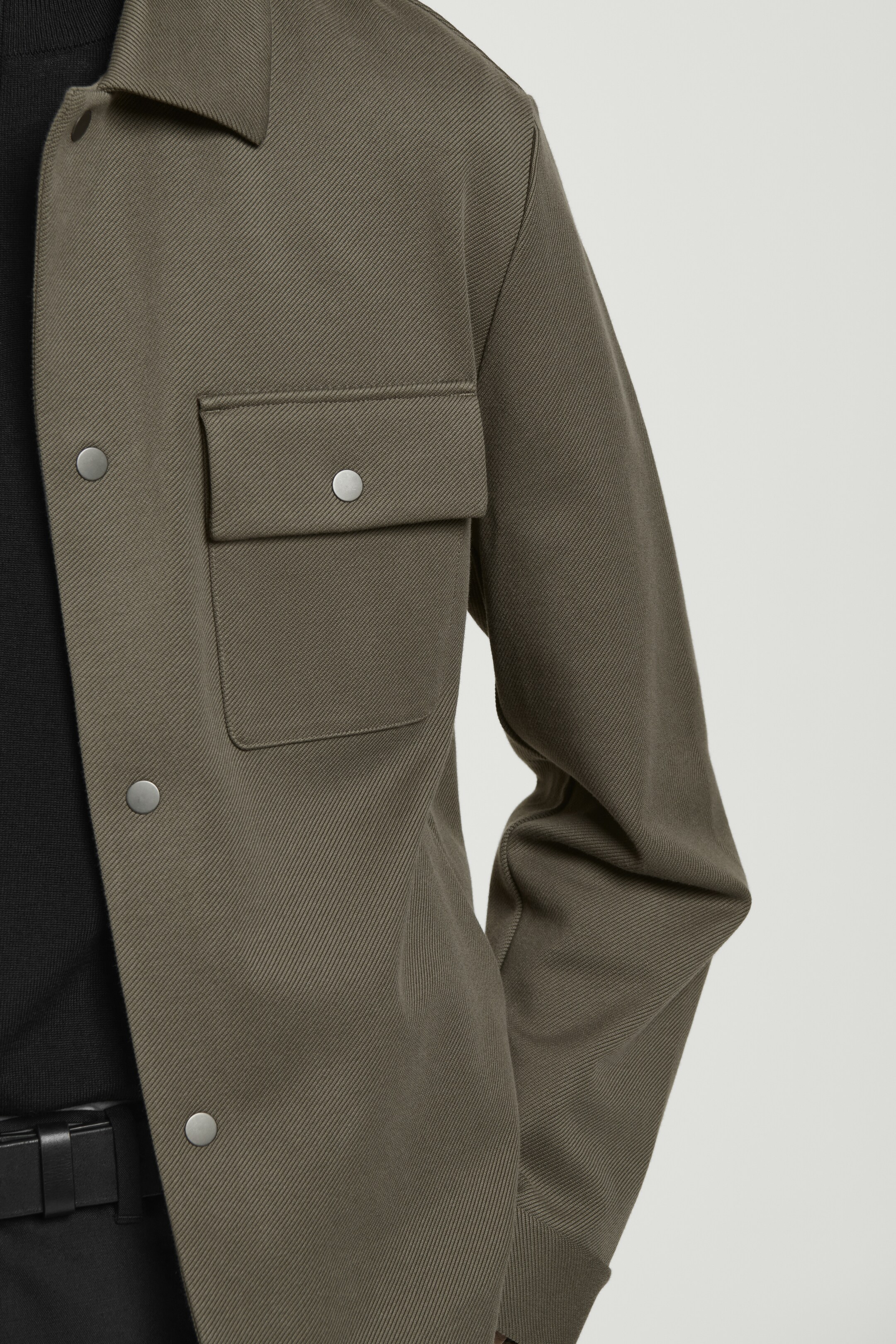 Zobacz większy obraz: KURTKA KOSZULOWA Z BAWEŁNY O SPLOCIE SKOŚNYM - CIEMNY KHAKI - ON | H&M PL 4