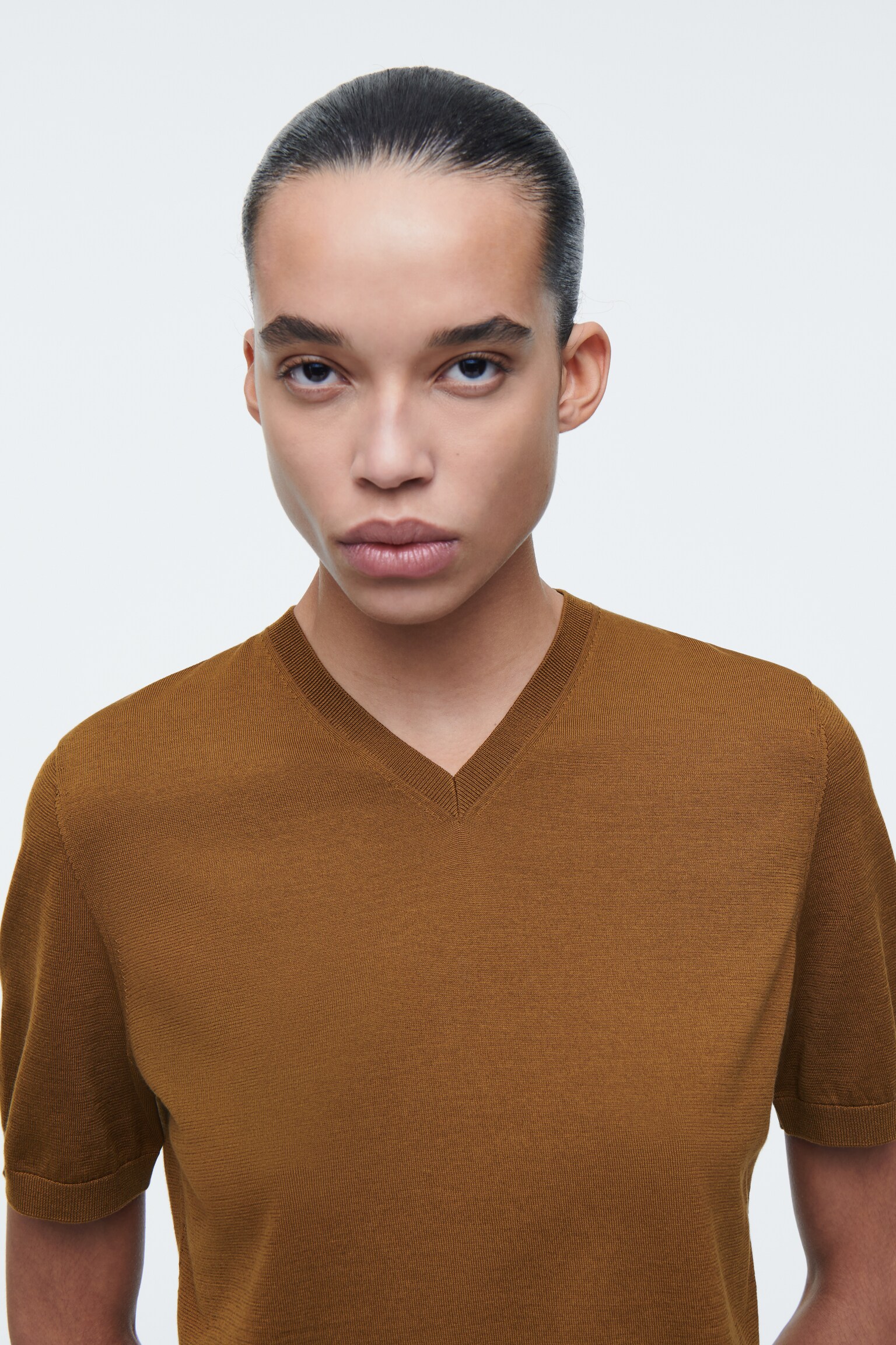 CAMISETA CON CUELLO DE PICO EN PUNTO DE ALGODÓN - OCRE/AZUL MARINO - 5