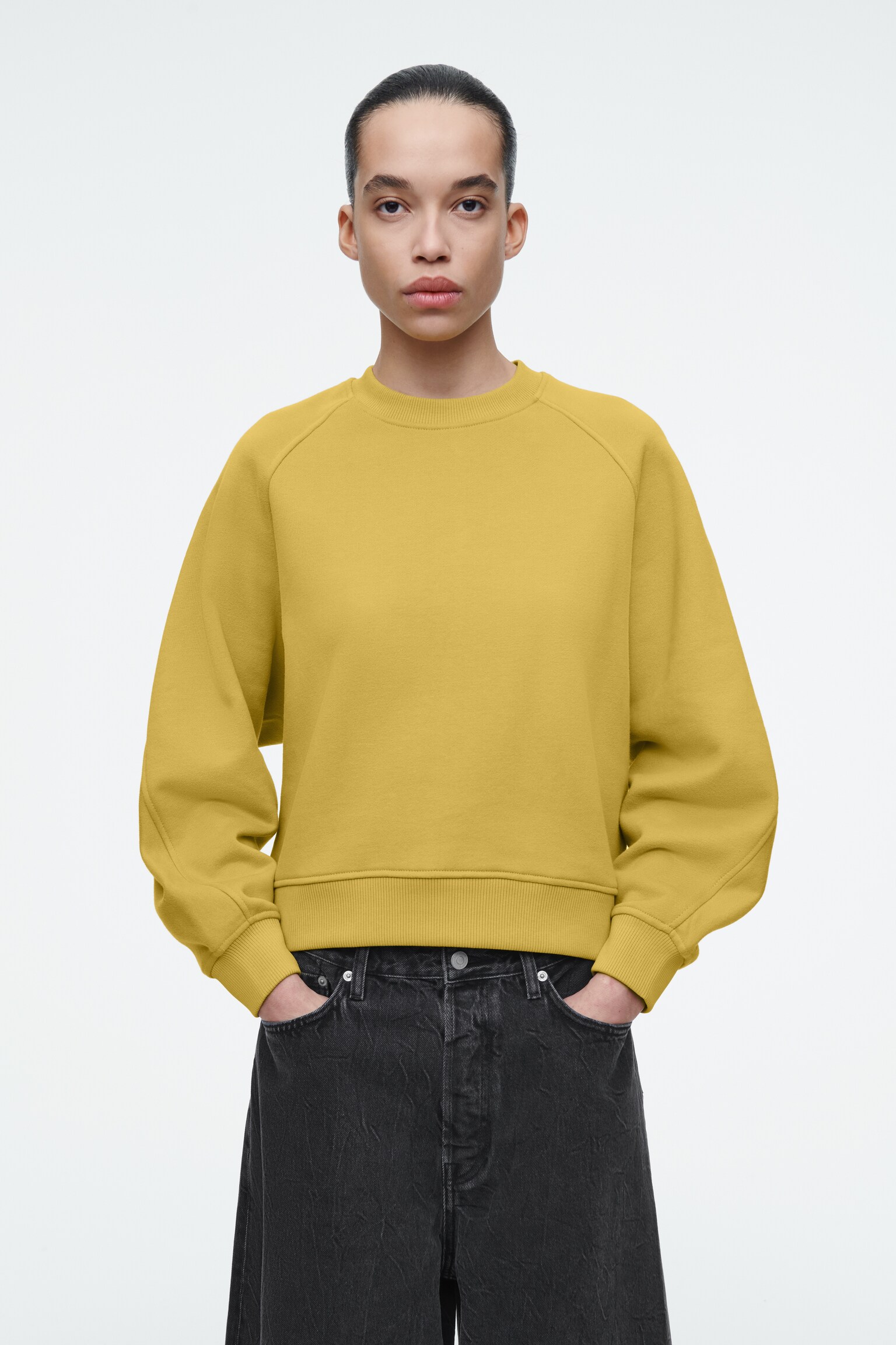 BAVLNENÁ MIKINA S OBLÝM VÝSTRIHOM - MUSTARD