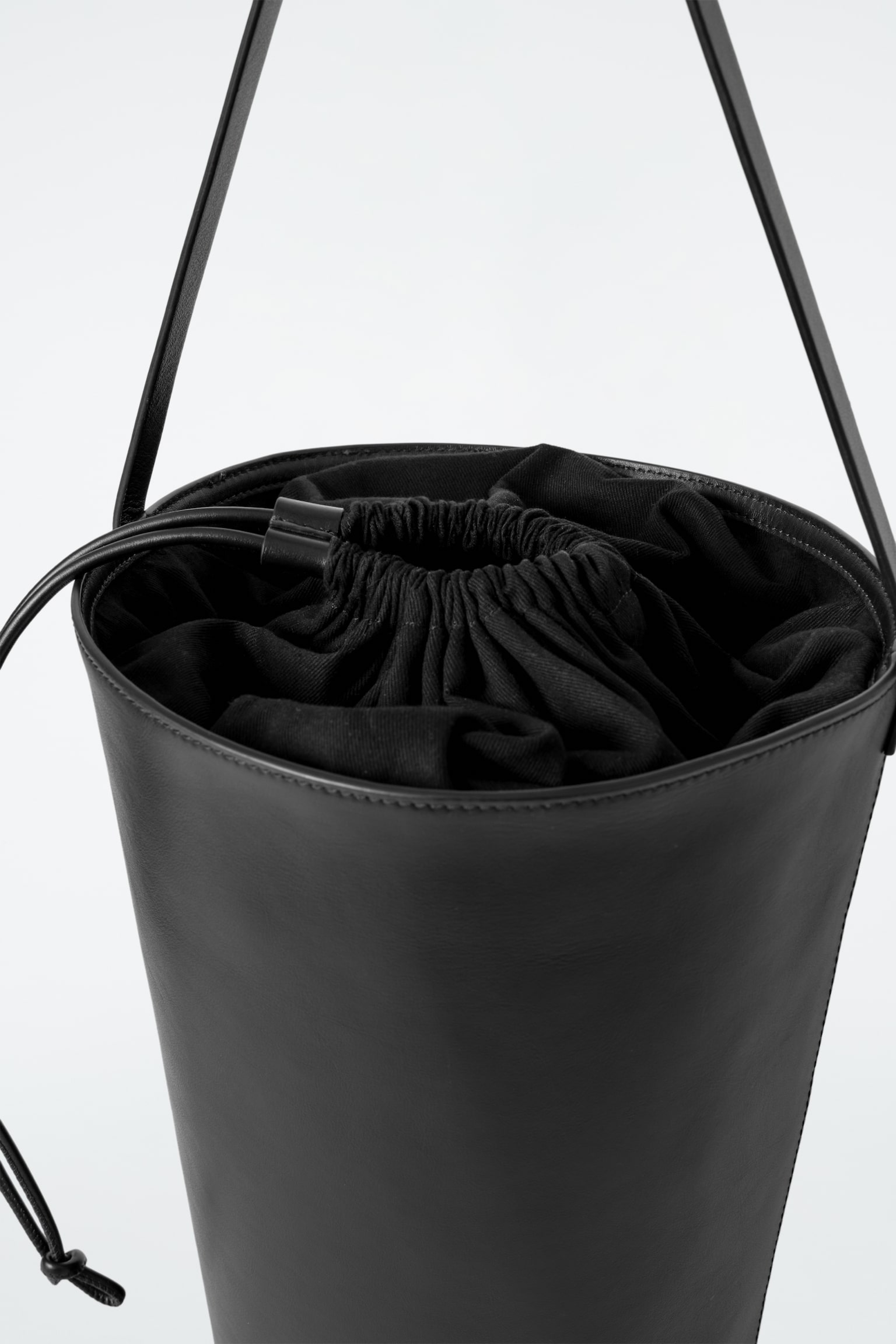 BOLSO BUCKET - PIEL - NEGRO - 5