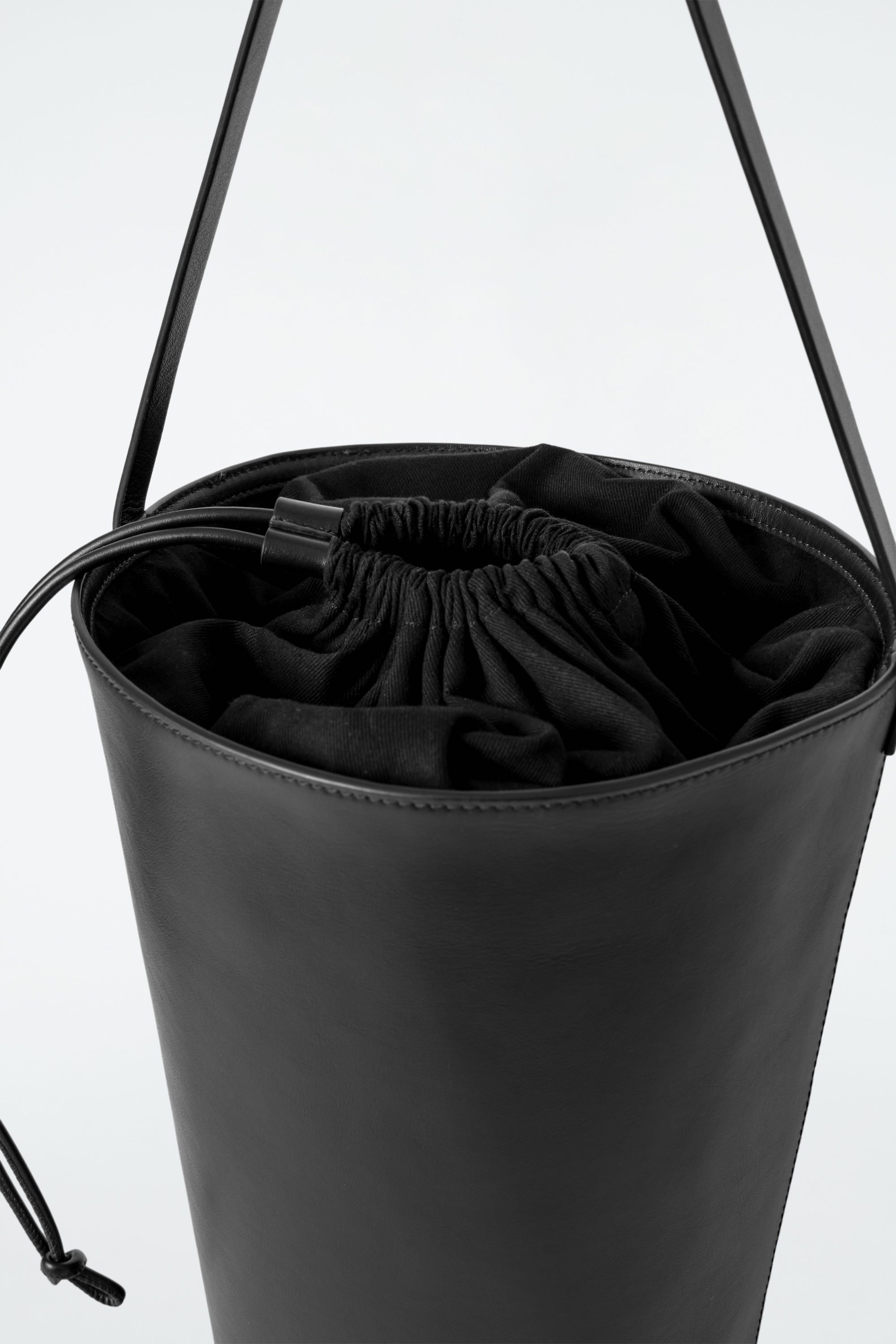 BUCKET BAG - LEATHER - BLACK | COS