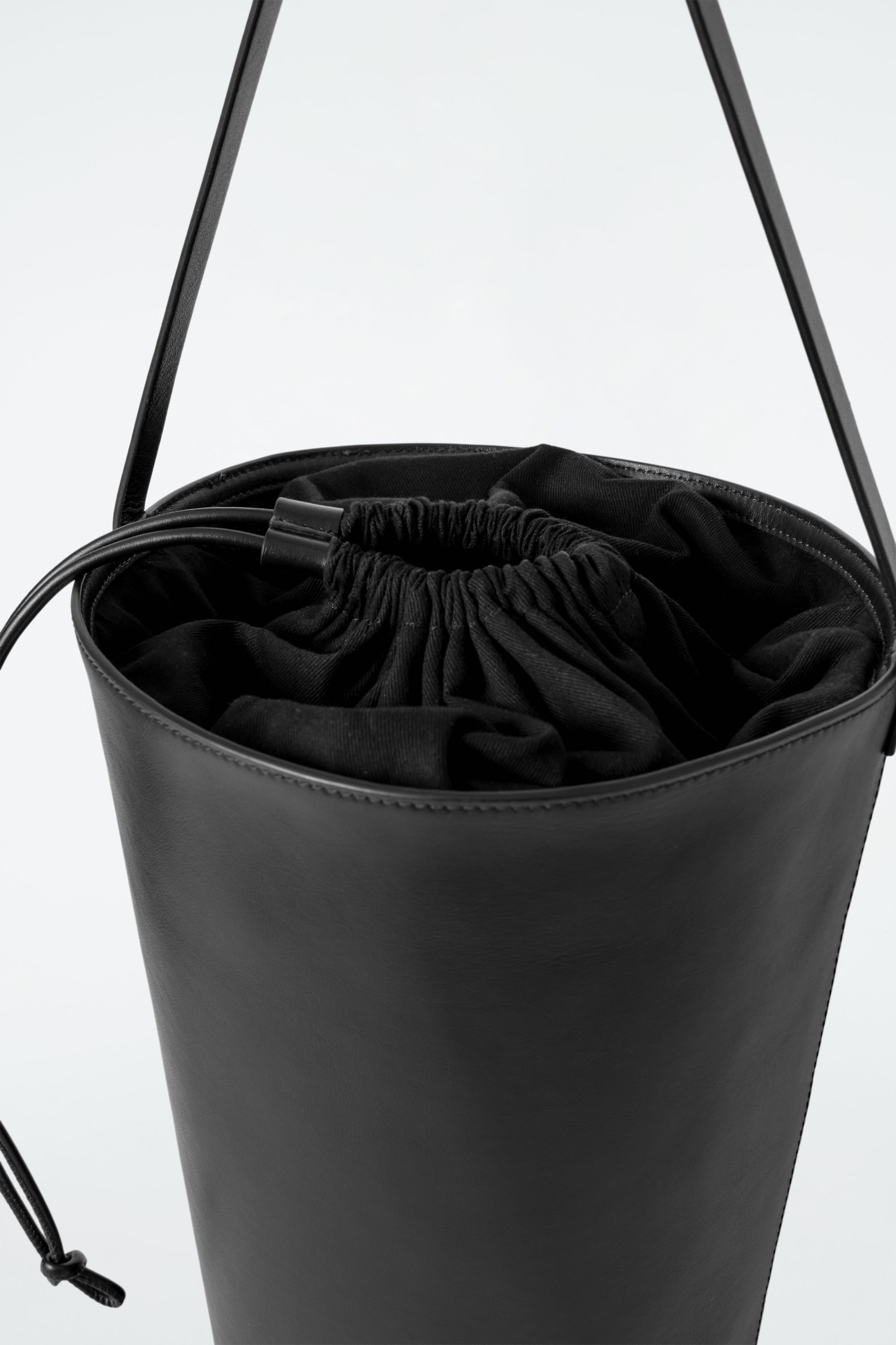 BUCKET BAG - LEATHER