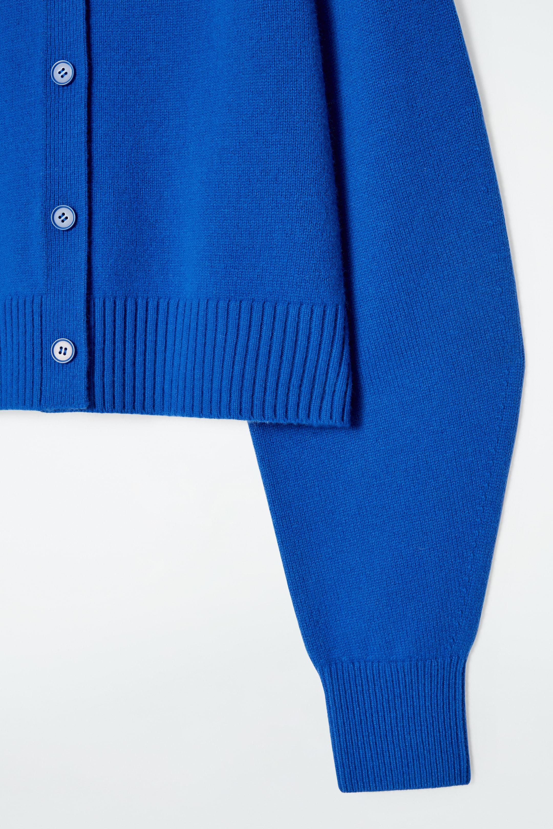 Größeres Bild ansehen: VERKÜRZTE STRICKJACKE AUS WOLLE - KOBALTBLAU - Ladies | H&M DE 8