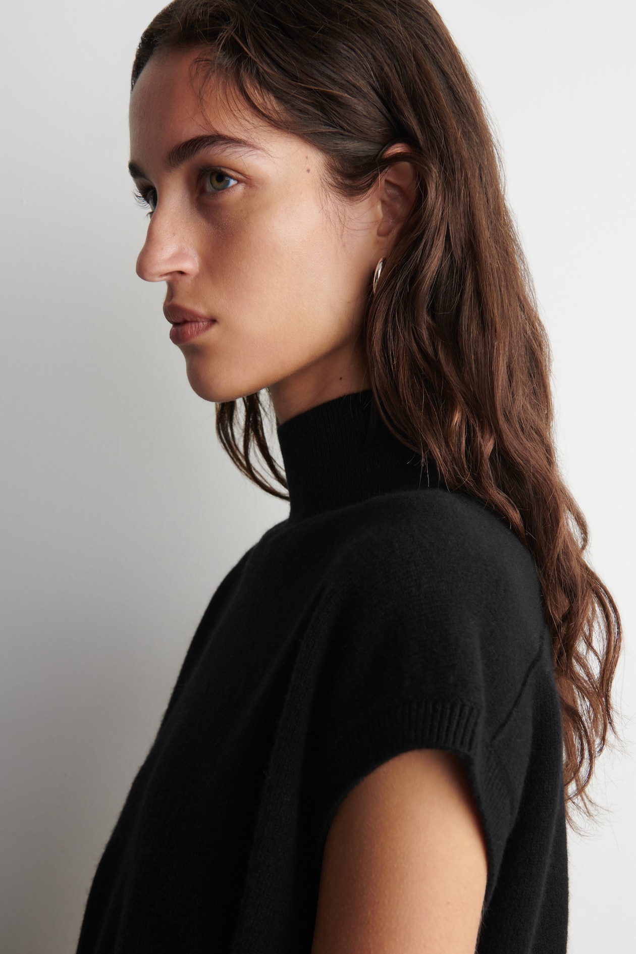BELT-DETAIL FUNNEL-NECK WOOL VEST — BLACK