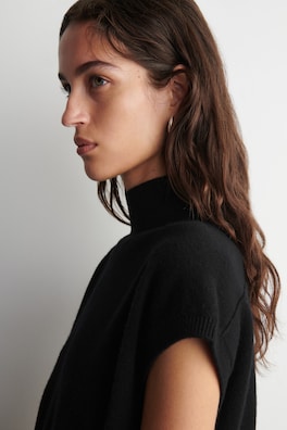 BELT-DETAIL FUNNEL-NECK WOOL VEST — BLACK 4
