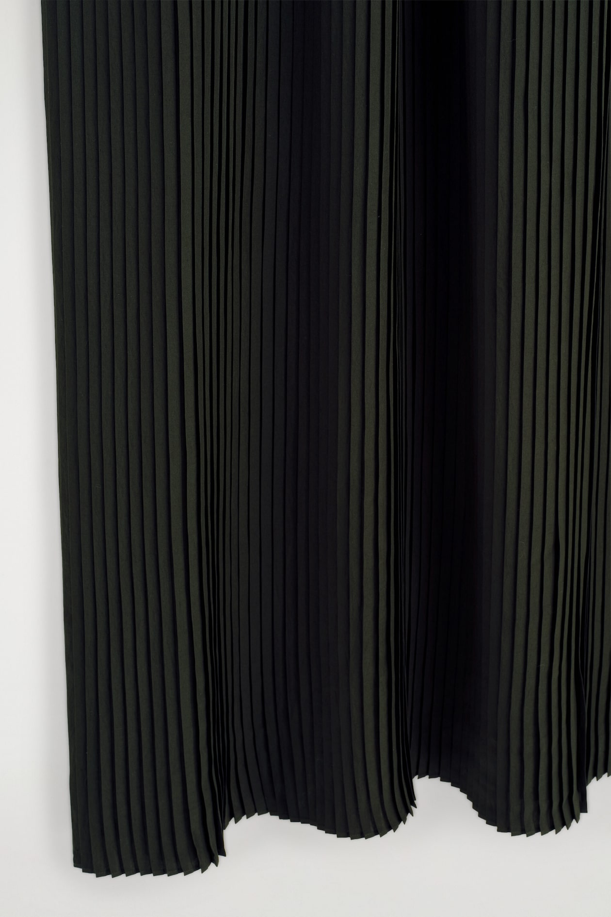 GATHERED PLEATED V-NECK MAXI DRESS — DARK GREEN