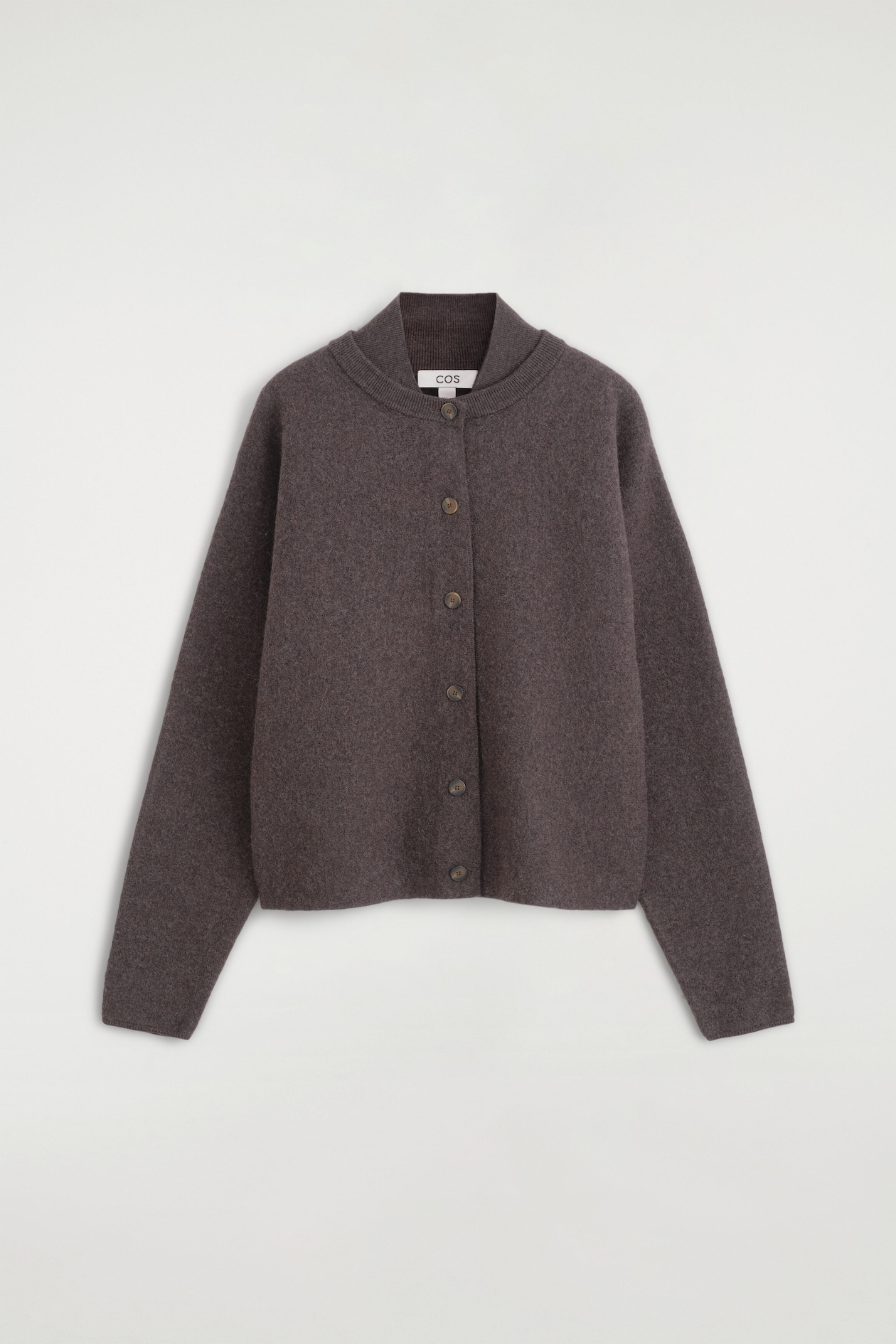 Un cardigan en laine bouillie brun foncé est présenté de face, avec un col à double épaisseur qui superpose un col ras du cou côtelé sous un col montant plus haut. Le cardigan présente une fermeture boutonnée à six boutons, des manches longues et une silhouette légèrement arrondie.