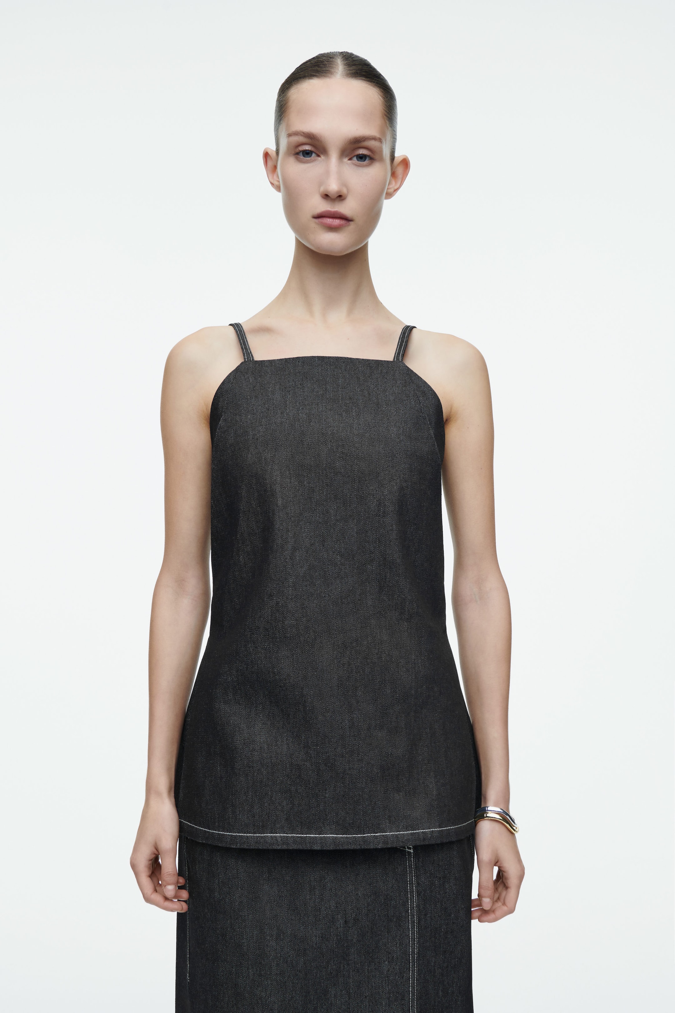 SLEEVELESS RAW DENIM TOP