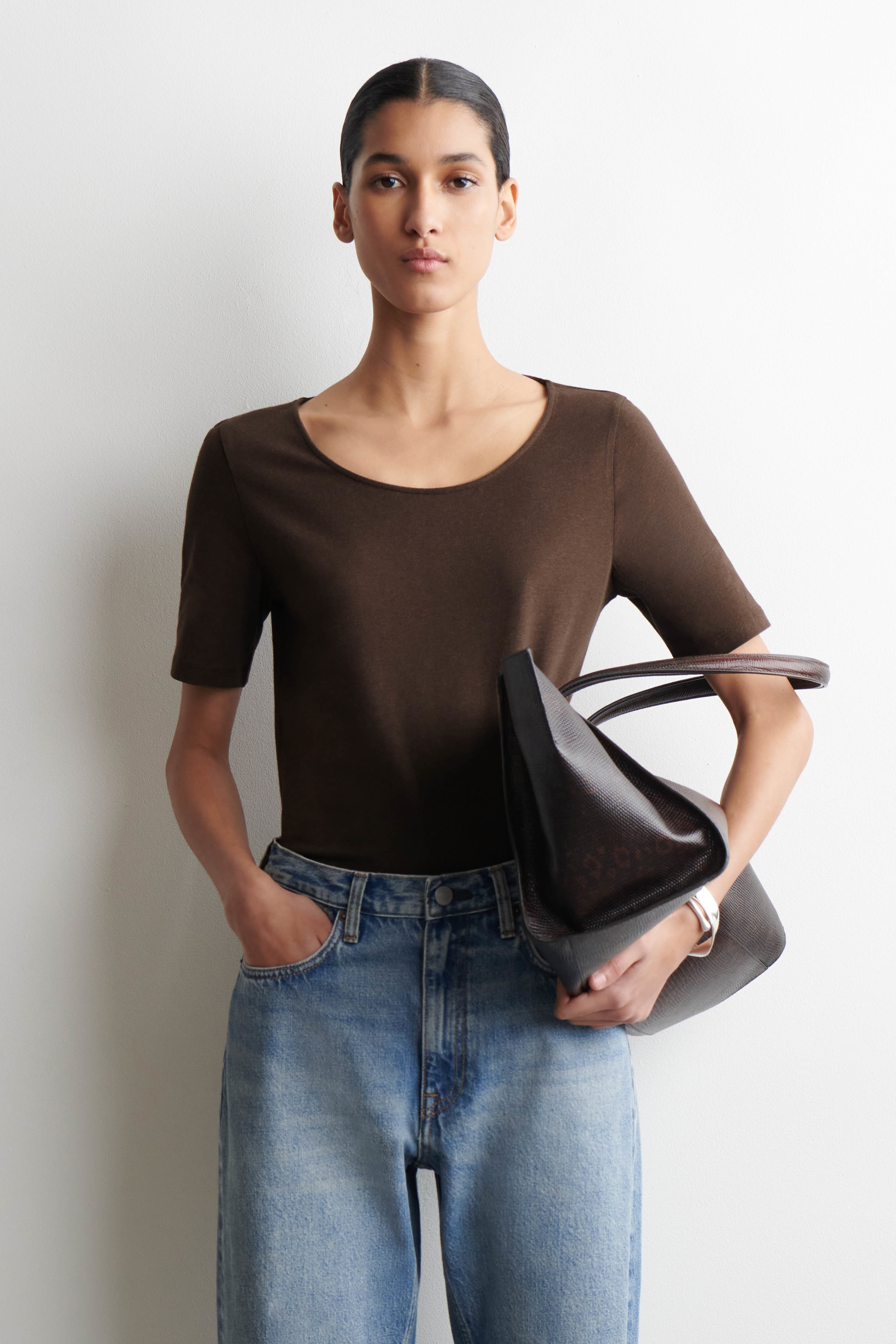 T-SHIRT SLIM À ENCOLURE DÉGAGÉE EN COTON