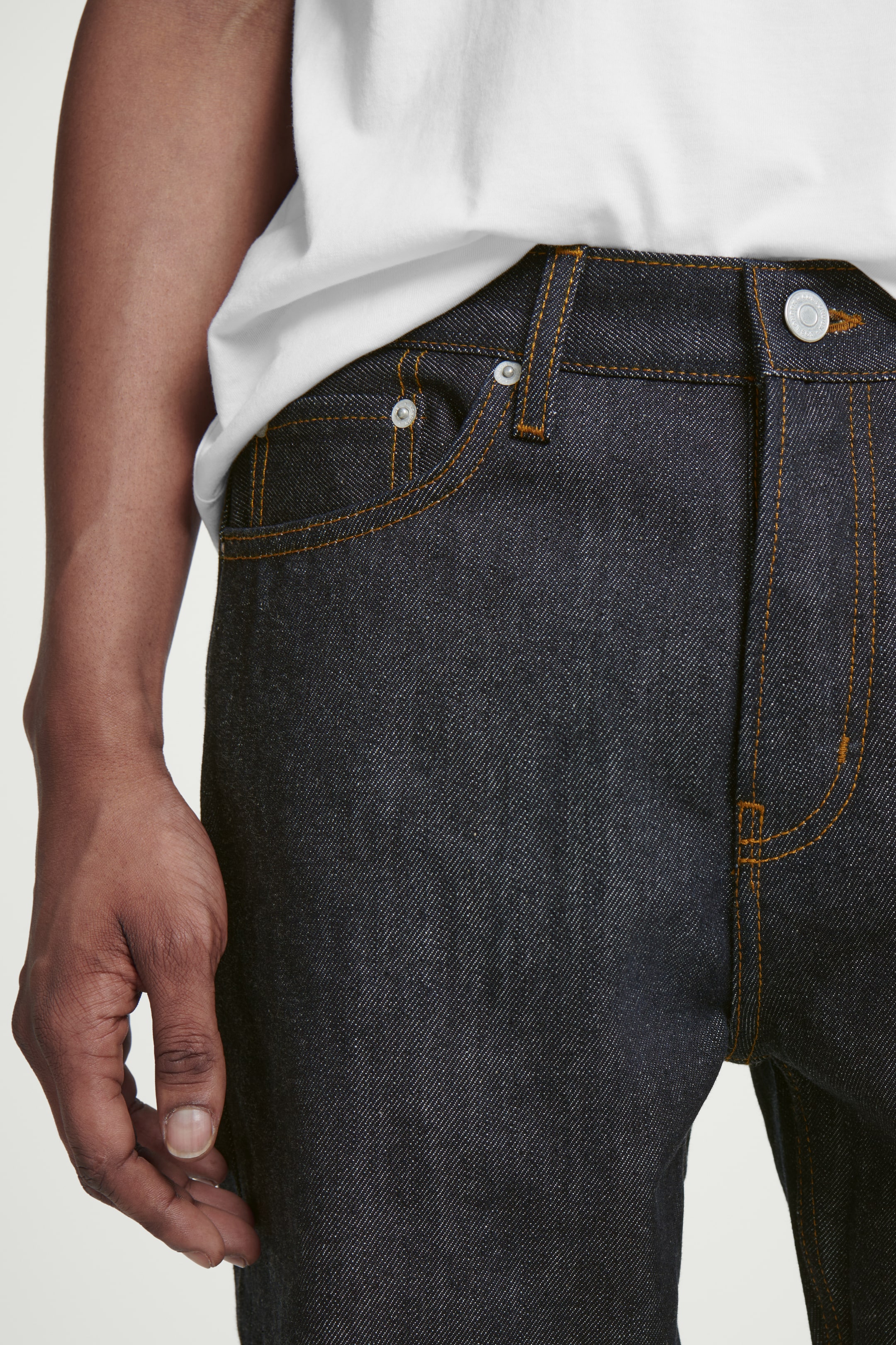 Grösseres Bild ansehen: SCHMAL ZULAUFENDE PILLAR JEANS AUS RAW DENIM - INDIGOBLAU - HERREN | H&M CH 5