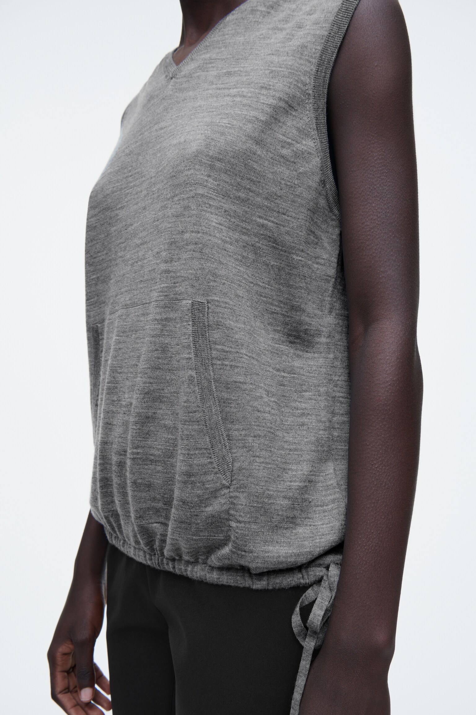 TOP CON CAPUCHA SIN MANGAS DE LANA MERINO - GRIS JASPEADO - 4