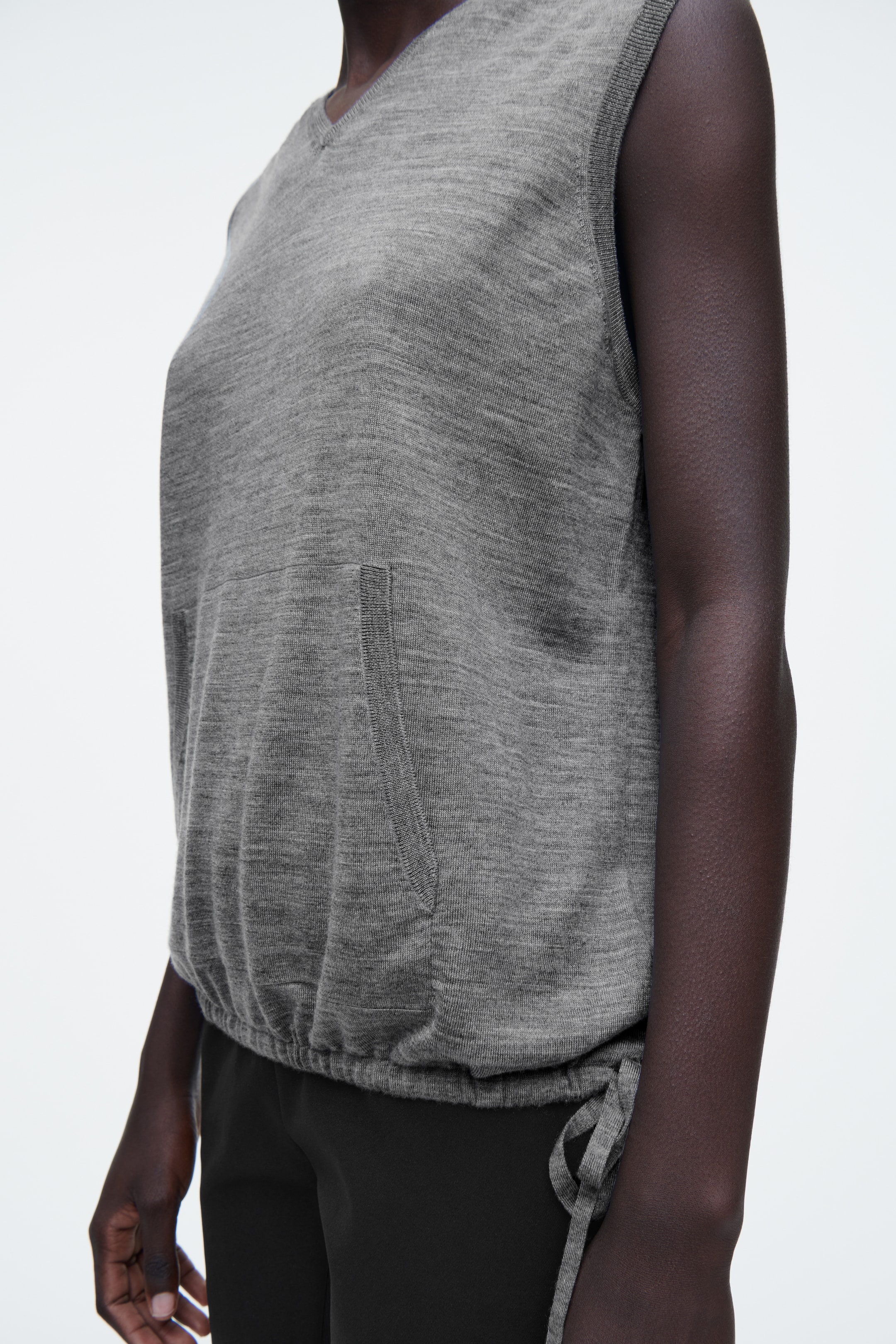 Visualizza immagine più grande: FELPA CON CAPPUCCIO SENZA MANICHE IN LANA MERINO - GRIGIO MÉLANGE - DONNA | H&M IT 6