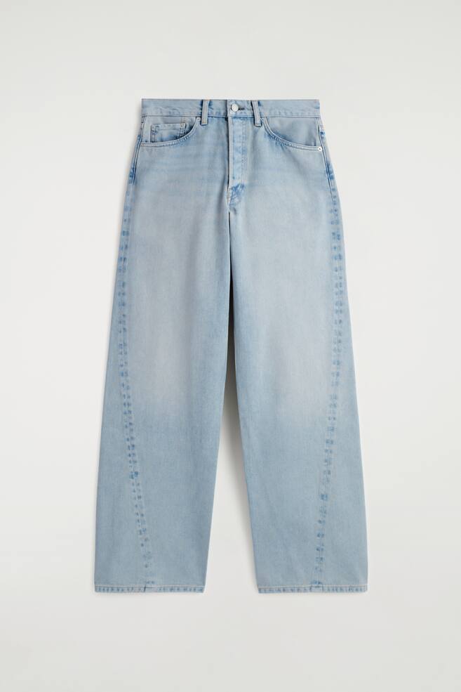 FRONTANSICHT von hellblauen Denim-Jeans mit geraden, lockeren Beinen. Die Jeans zeigen umlaufende Nähte an der Vorderseite, leichte Whisker-Effekte und ein klassisches Fünf-Taschen-Design mit Knopfleiste. - 1