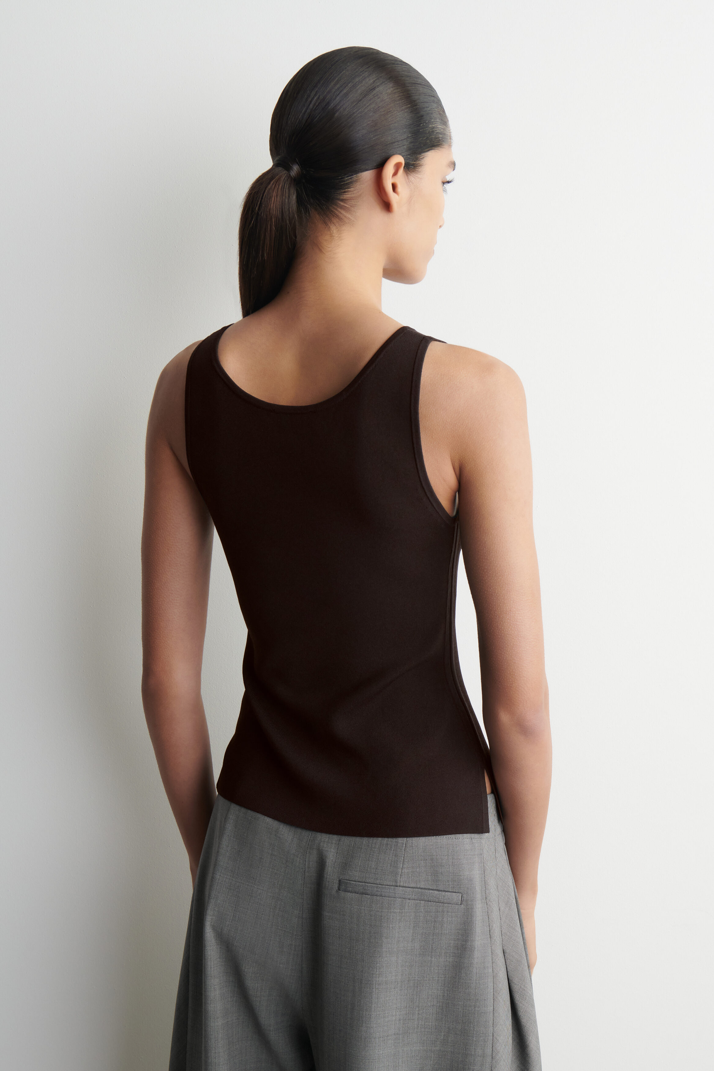 KNITTED SCOOP-NECK TANK TOP - BROWN | COS US
