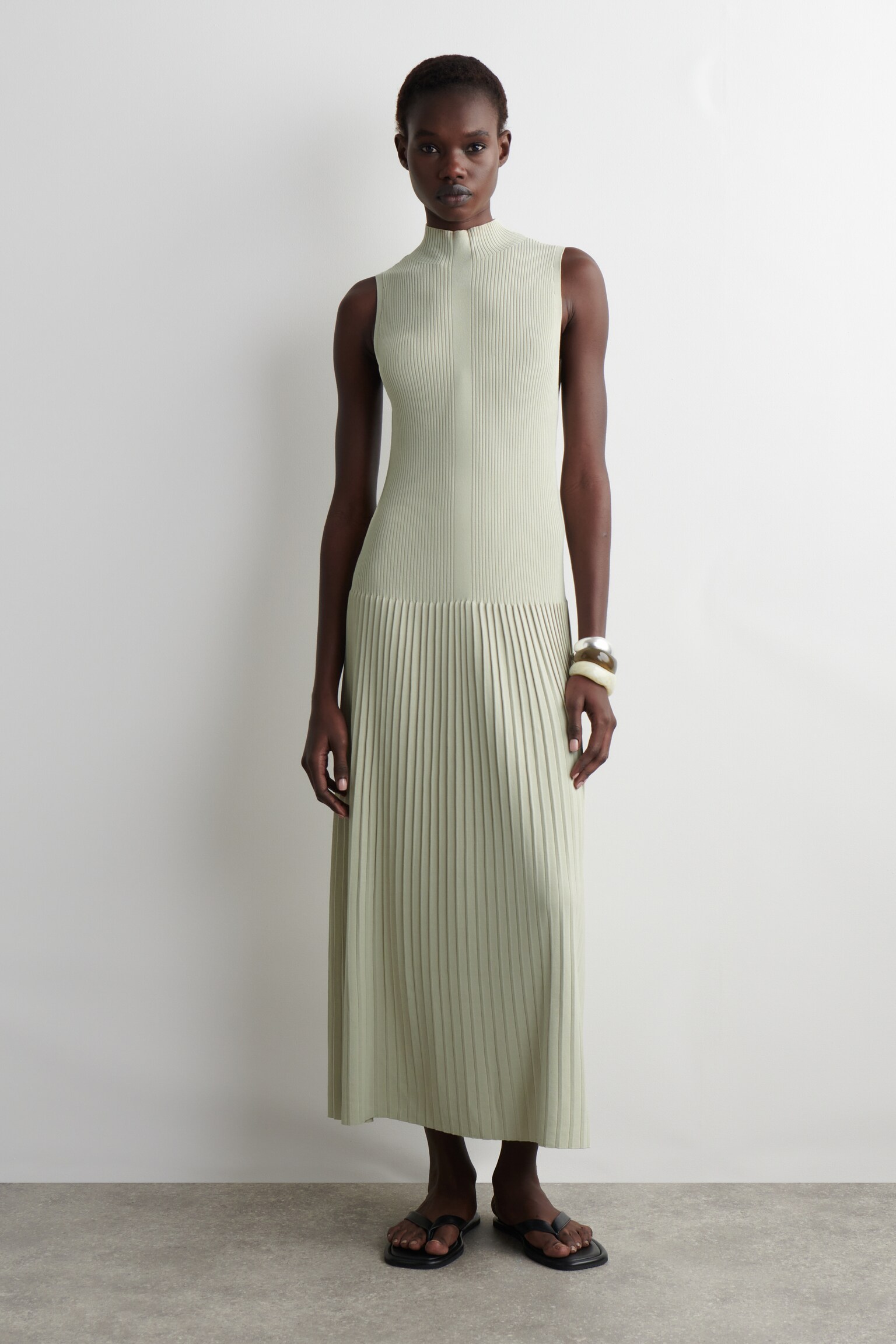 ABITO MAXI PLISSÉ CON COLLO ALTO - VERDE CHIARO/NERO