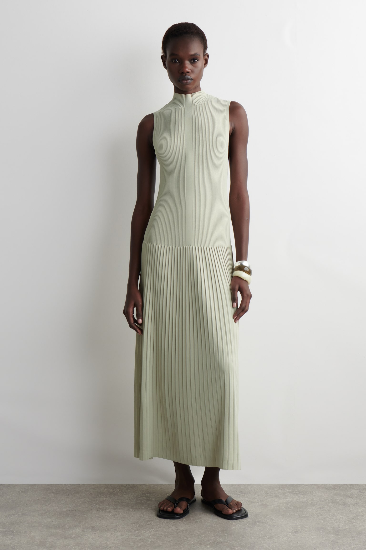 ROBE LONGUE PLISSÉE À COL MONTANT - VERT CLAIR/NOIR